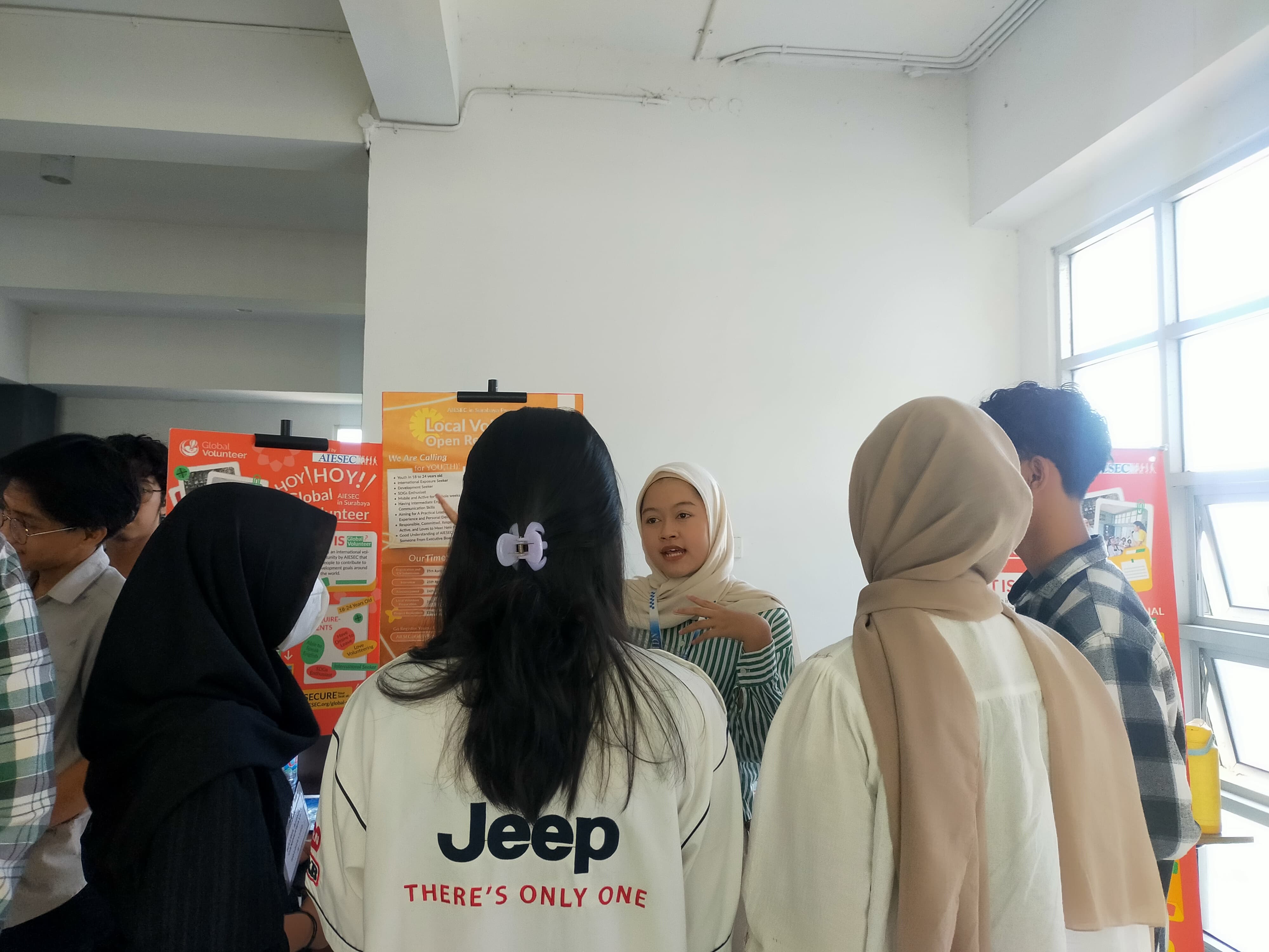 Antusiasme Mahasiswa Pada Booth AIESEC in Surabaya