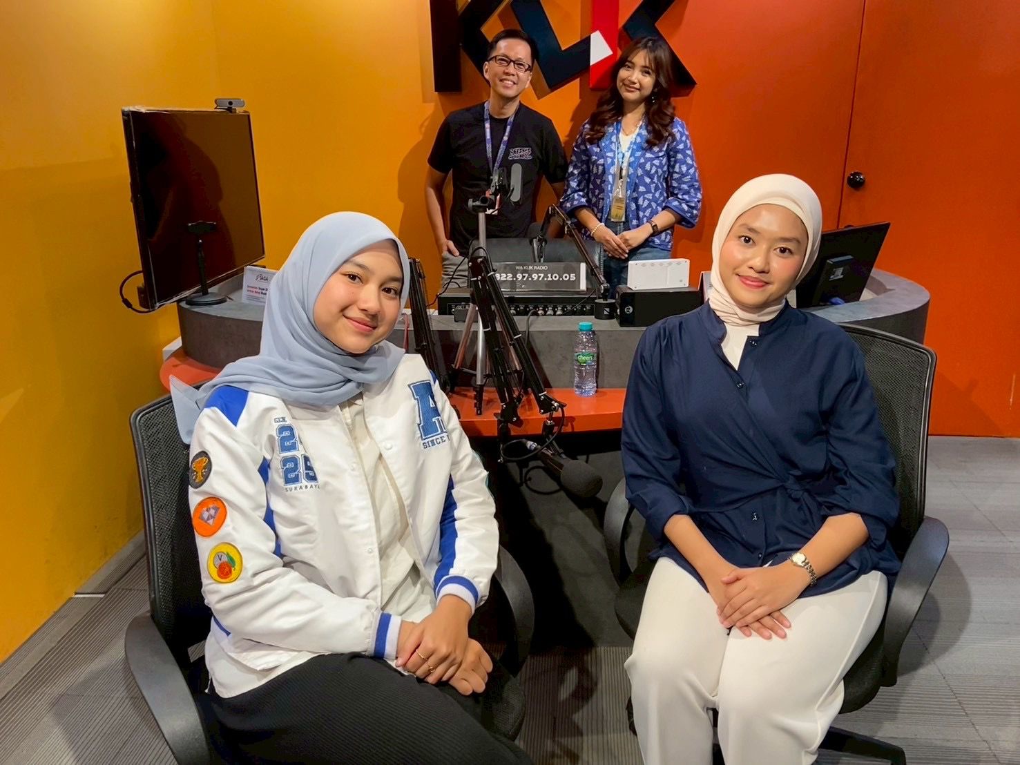 Kunjungan AIESEC in Surabaya ke studio siaran KLIK FM
