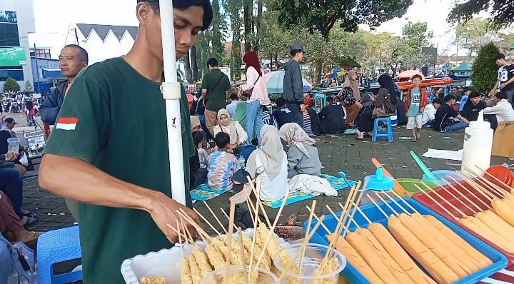 Pedagang yang Berjualan di Festival Balon Wonosobo 2025, di Alun-Alun Wonosobo, Jawa Tengah, Minggu 6 April 2025. (Akmalia Rahma)