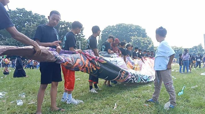 Komunitas Balon yang Mengemasi Balon Udaranya Setelah Selesai Acara Festival Balon Wonosobo 2025 (Akmalia Rahma).