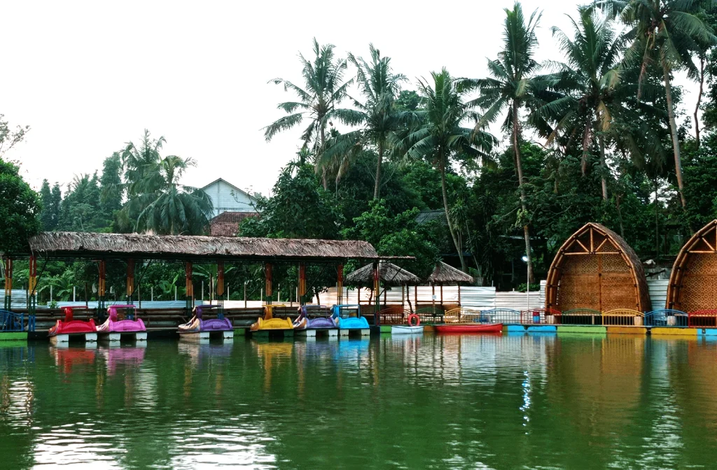 Salah satu fasilitas wahana wisata di Taman Herbal Insani Depok | Foto: (wisataherbal.com).