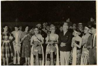 Charlie Chaplin bersama penari Sendratari Ramayana pada 1961.