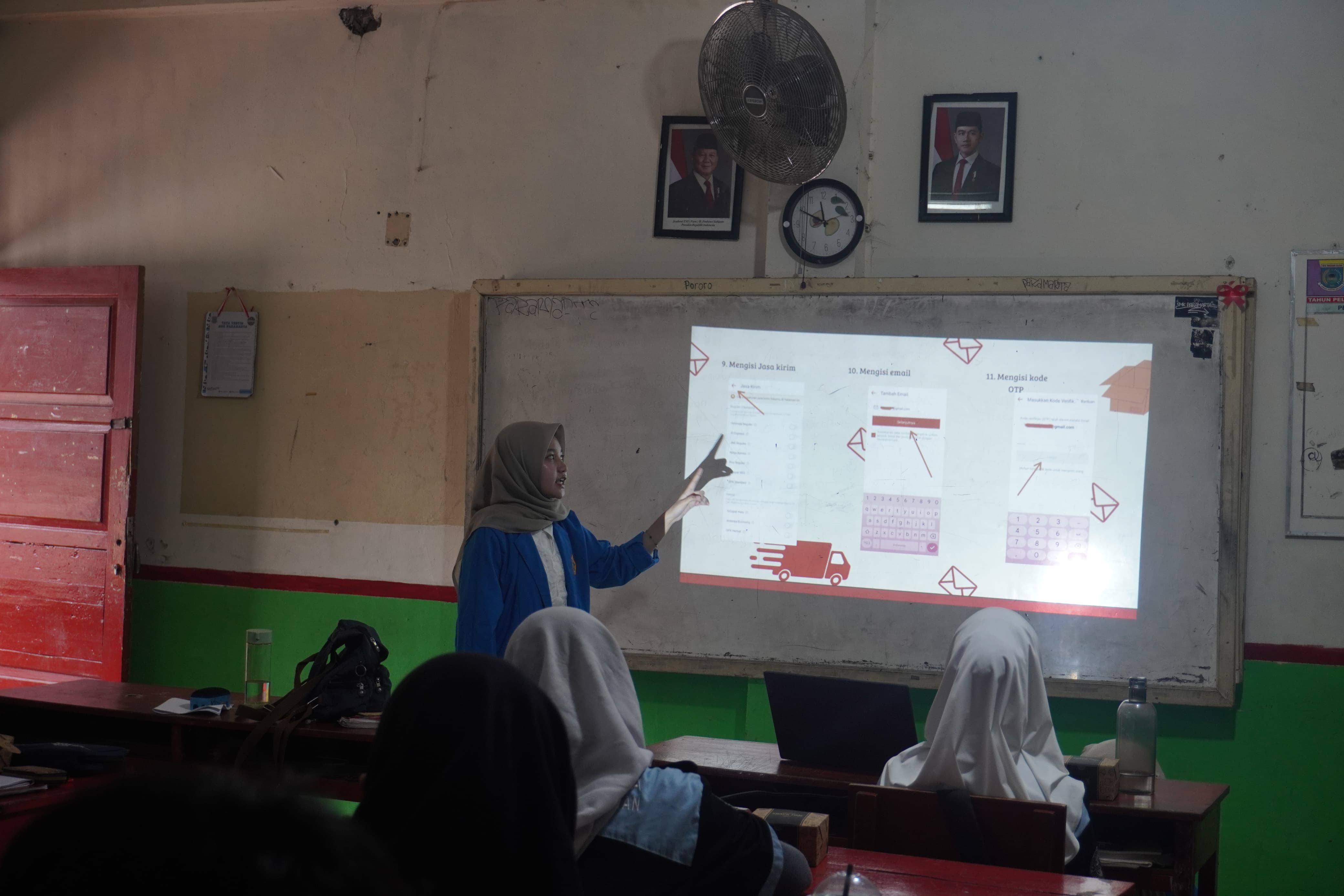 Pemaparan materi oleh mahasiswi Universitas Pamulang