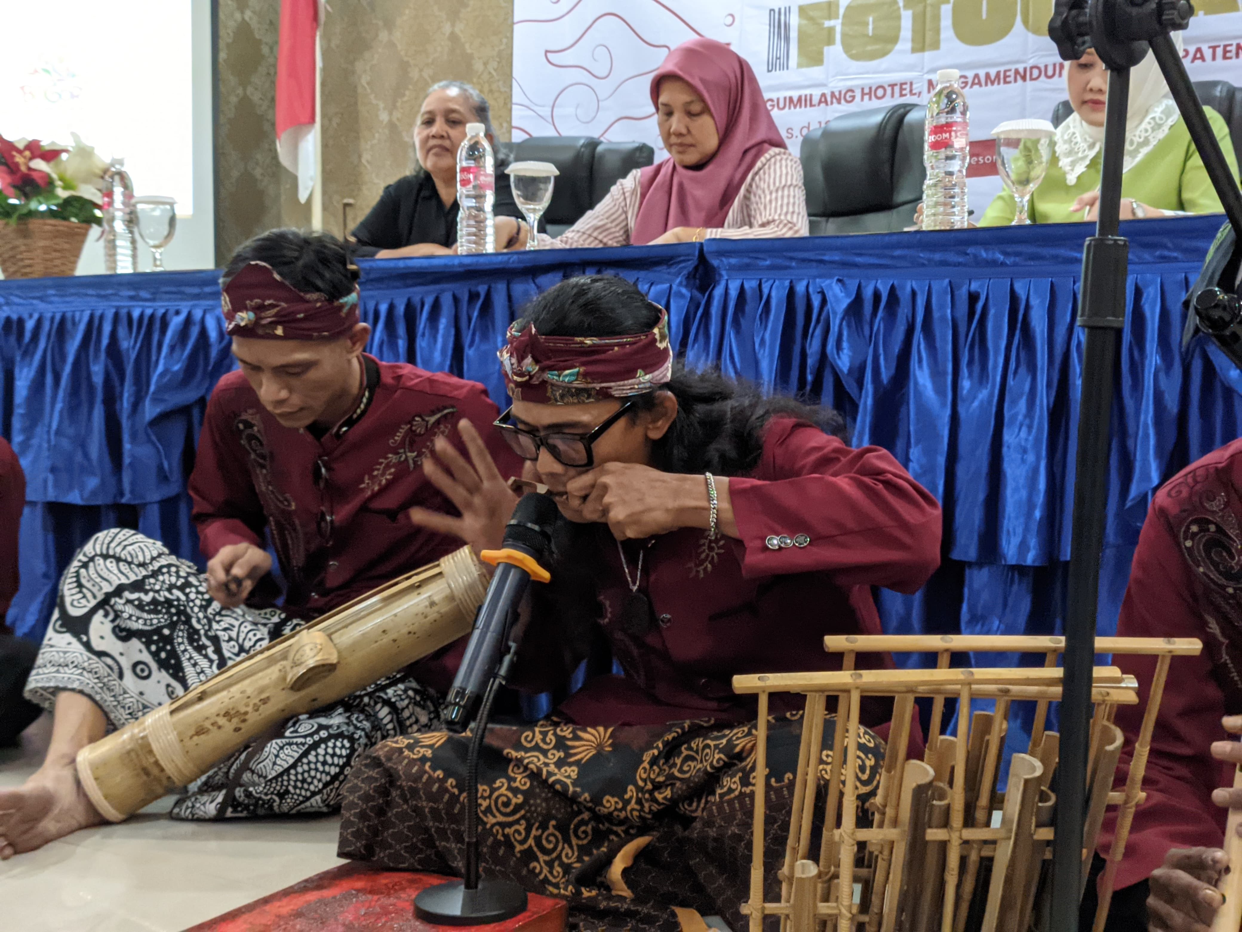 Penampilan Pharaswara Etnika dalam pelatihan ekonomi kreatif Disbudpar Kab. BogBogor | Sumber: Dok. Pribadi Belgi Alhuda