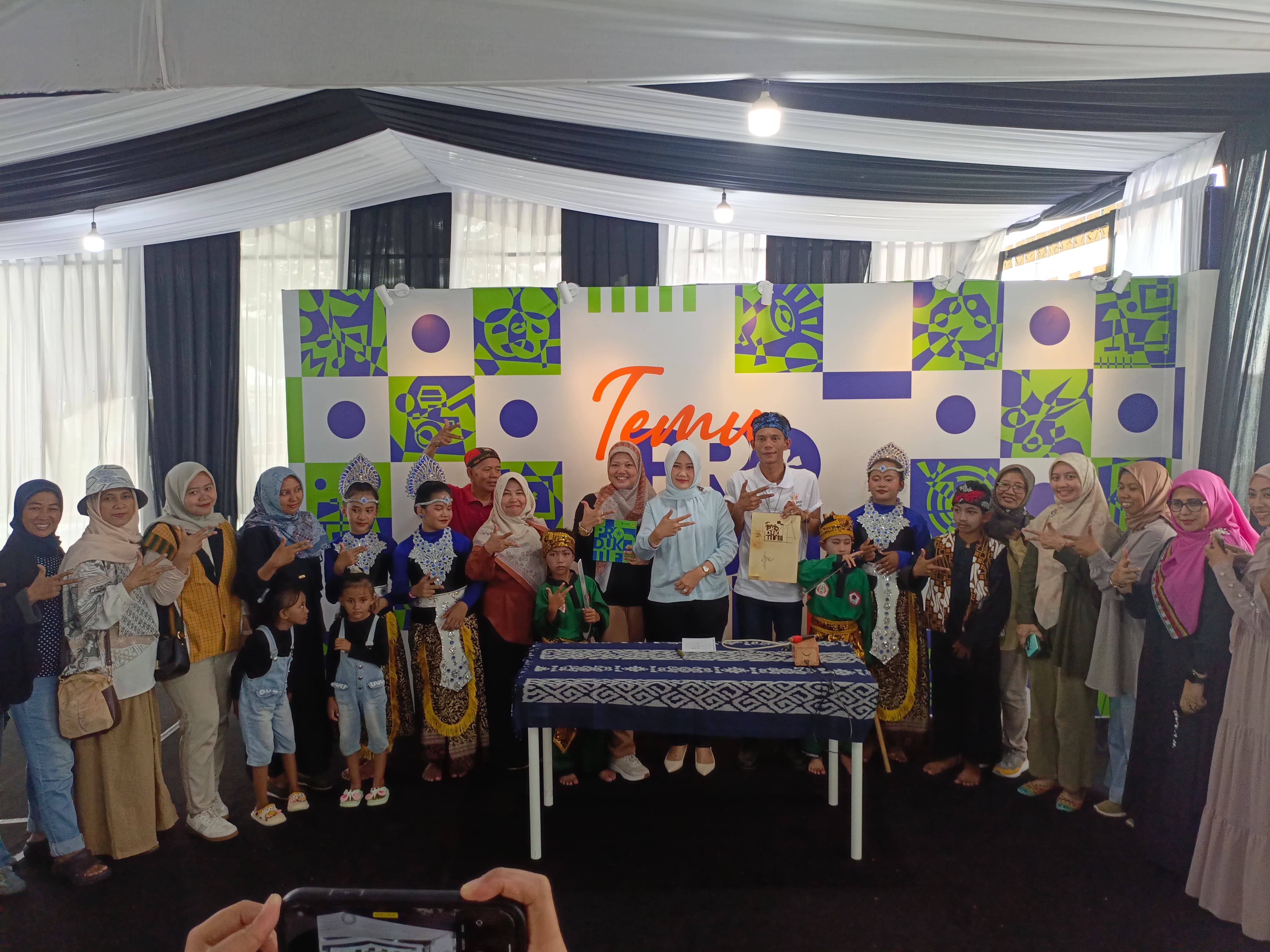 Sesi foto bersama penggiat ekonomi kreatif | sumber: Dok. Pribadi Belgi Alhuda