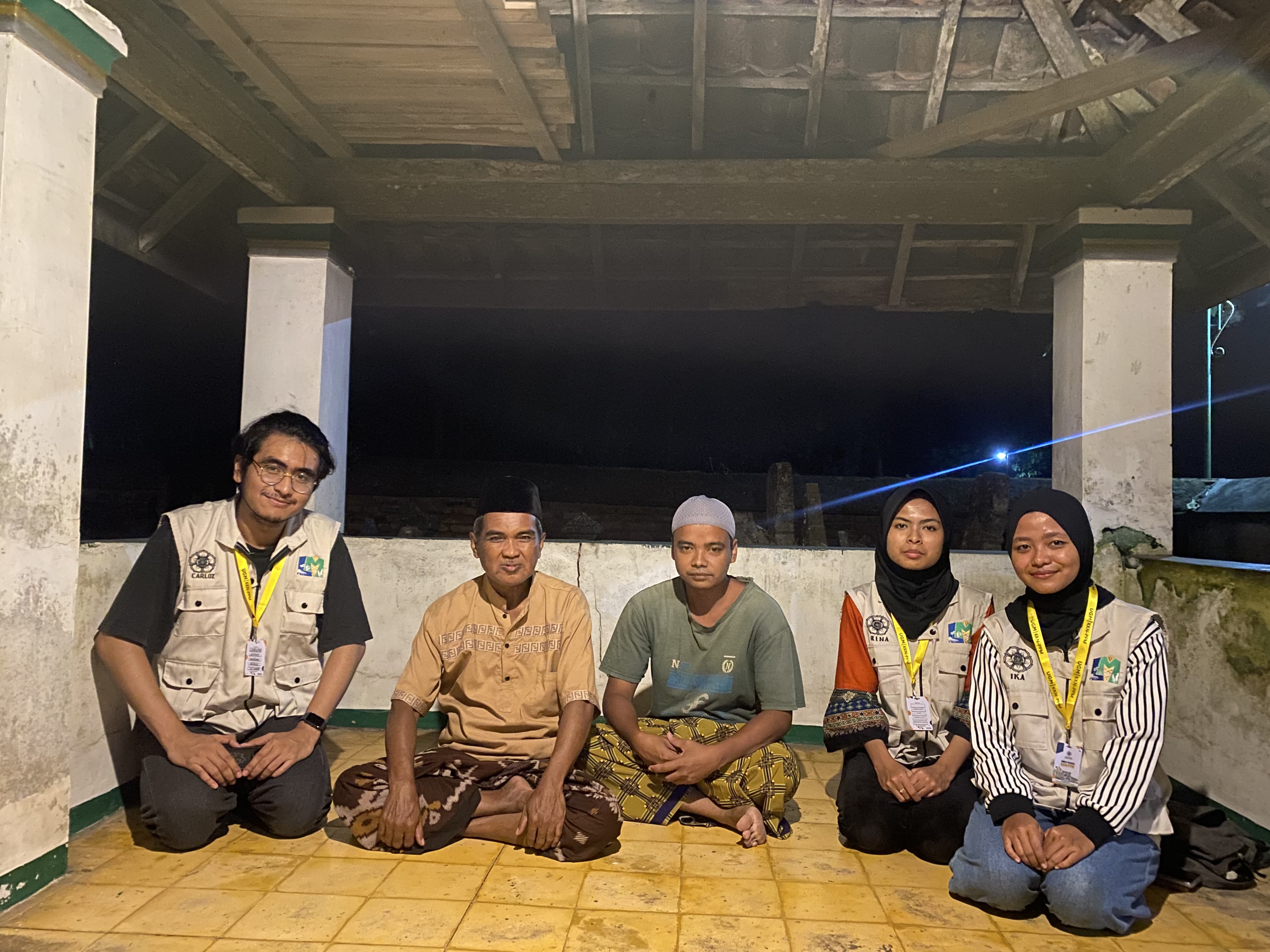 Tim bersama kedua narasumber, Pak Sarjiman dan Mas Dedi (sumber: dokumen pribadi)