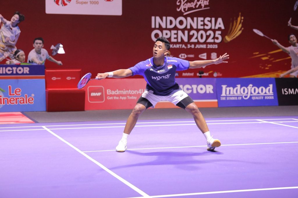 Alwi Farhan bermain di lapangan biru Kapal Api Indonesia Open 2025