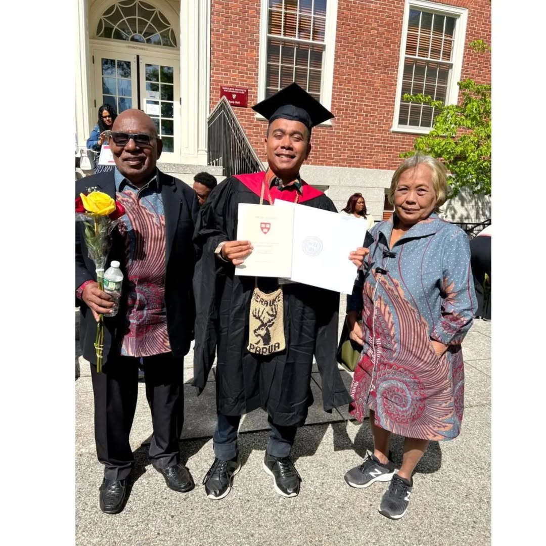 Billy Mambrasar menyelesaikan S2 di Harvard University. Sumber Foto: @billymambrasar.