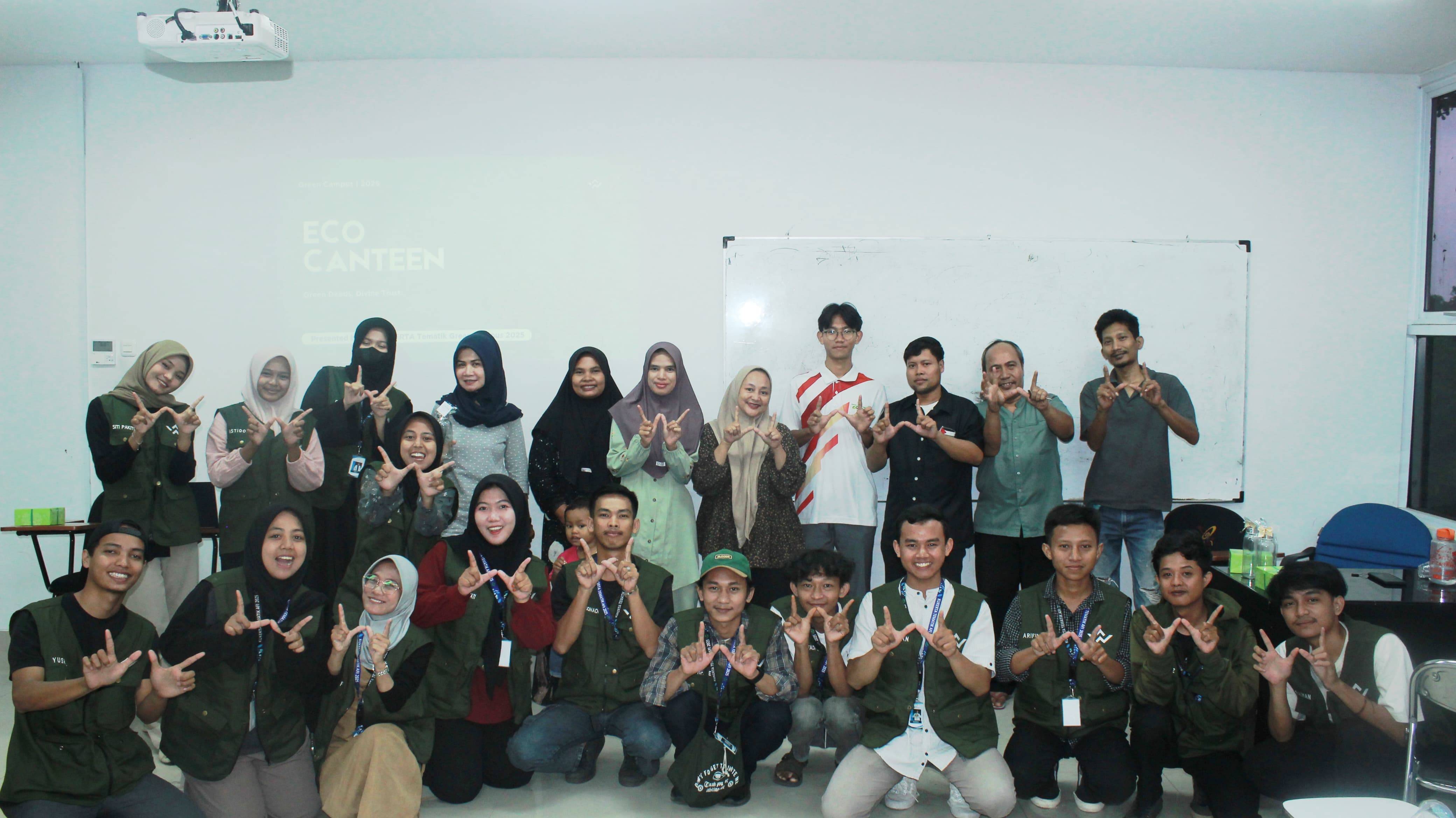 Foto bersama pedagang kantin setelah kegiatan sosialisasi mengenai Eco Canteen. (Dokumentasi pribadi)