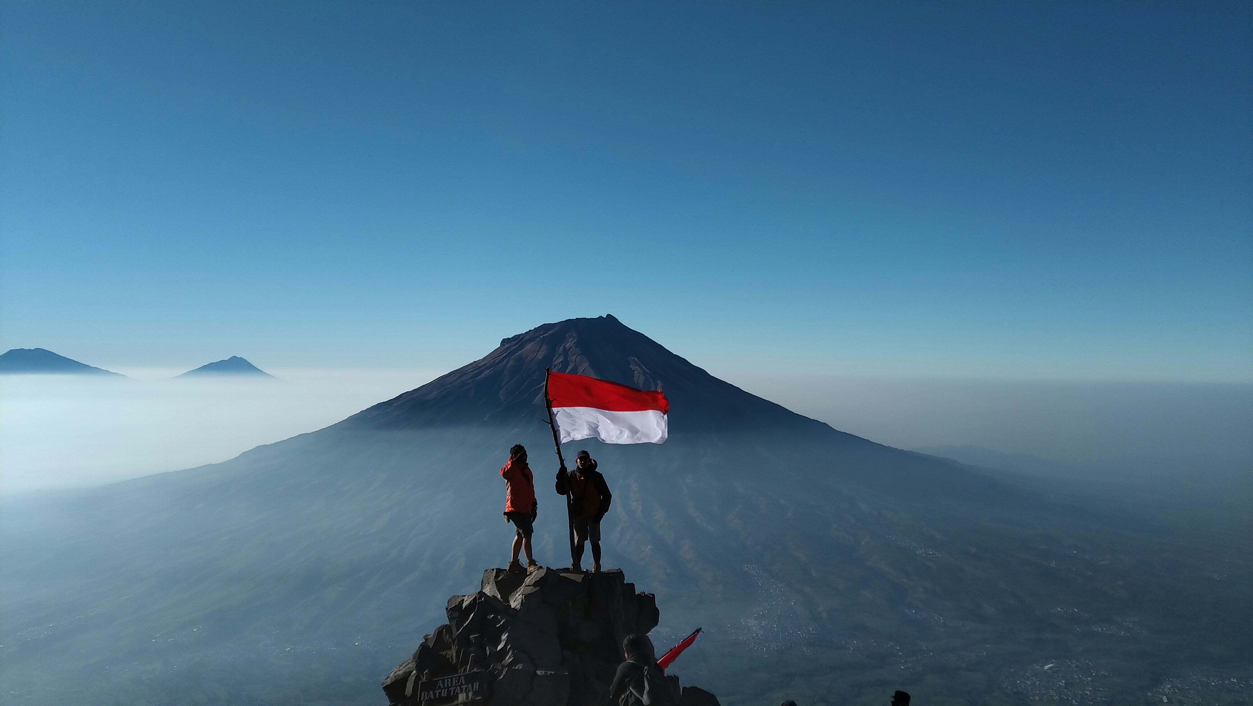 Gunung Sindoro salah satu gunung berapi di Indonesia | Foto: (Unsplash | Idris Hasibuan).