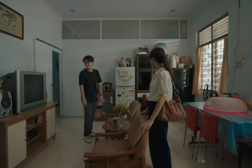 Tata ruang di musik video Kita Usahakan Rumah Itu | YouTube: Sal Priadi