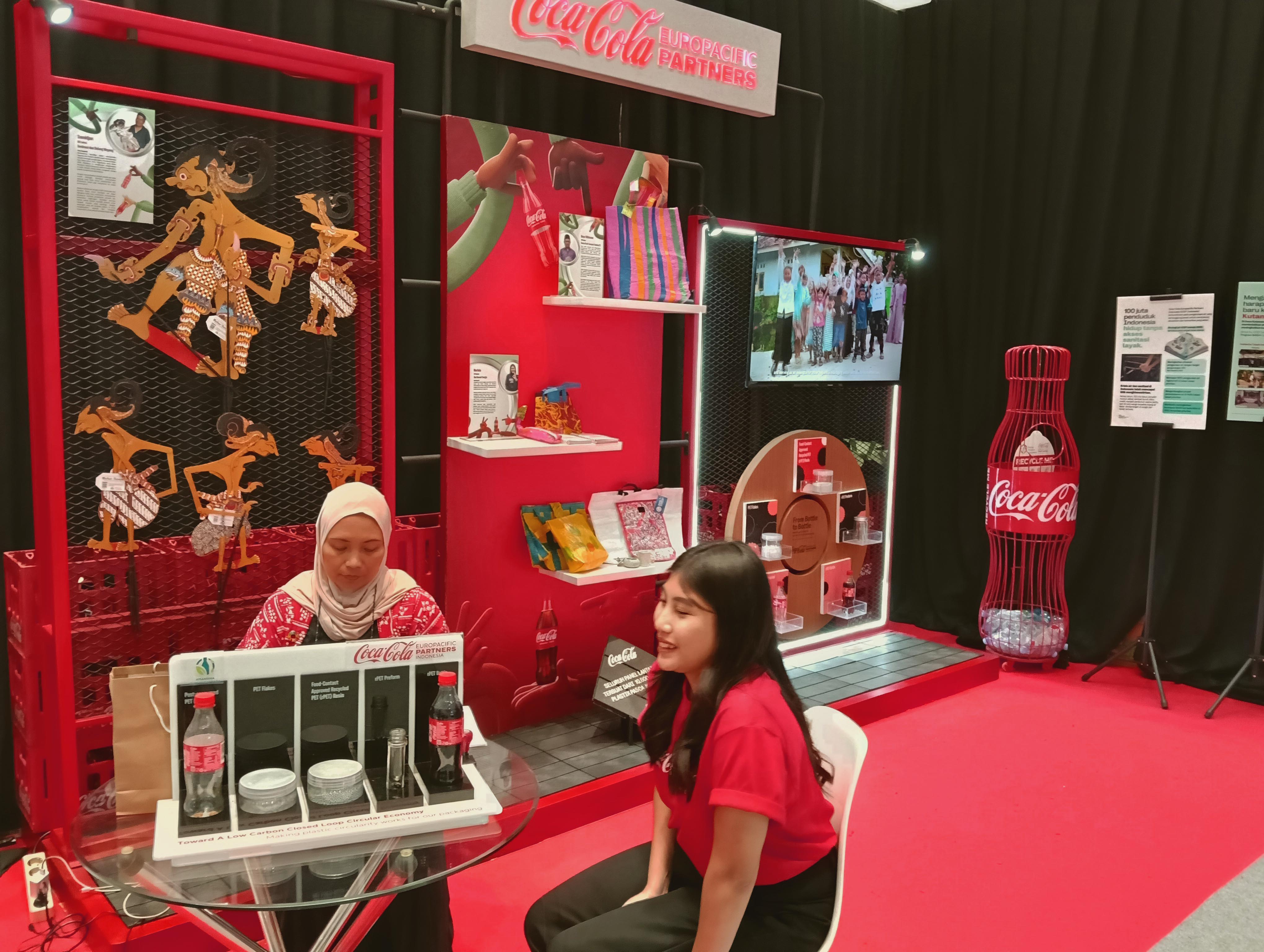 Pameran Produk Daur Ulang Plastik dari Coca Cola 