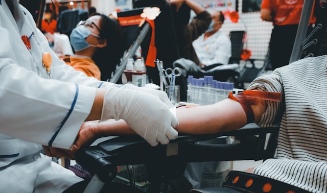 Gambar melakukan donor darah (Nguyễn Hiệp - Unsplash)