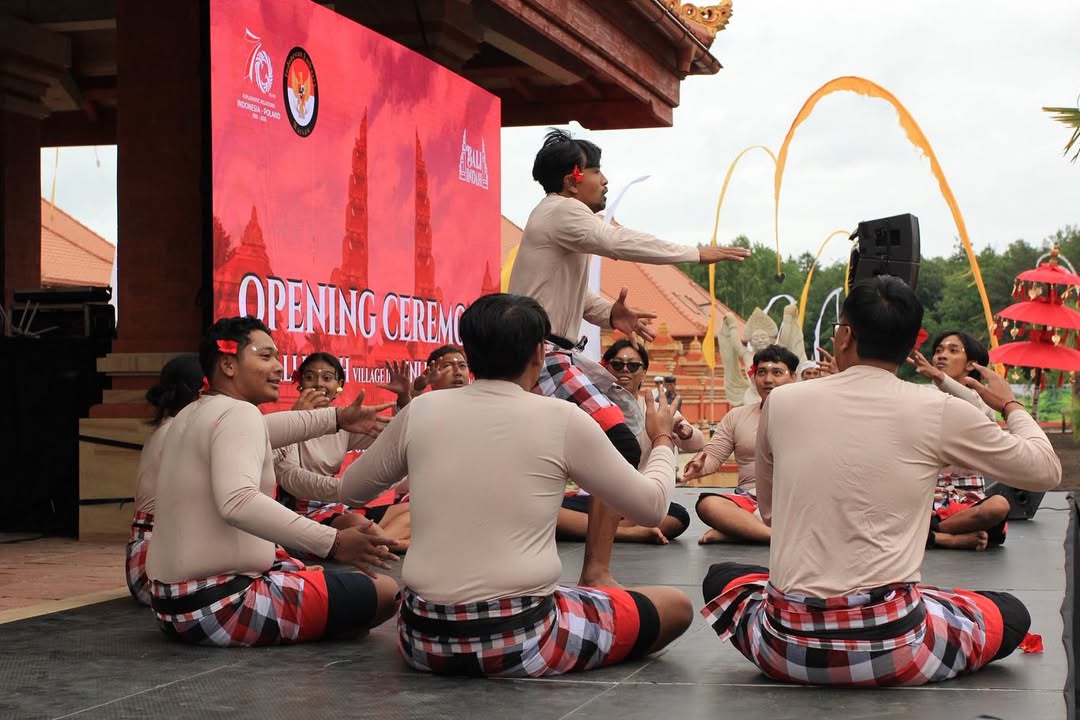 Penampilan tari tradisional Bali oleh mahasiswa ISI Bali di Polandia
