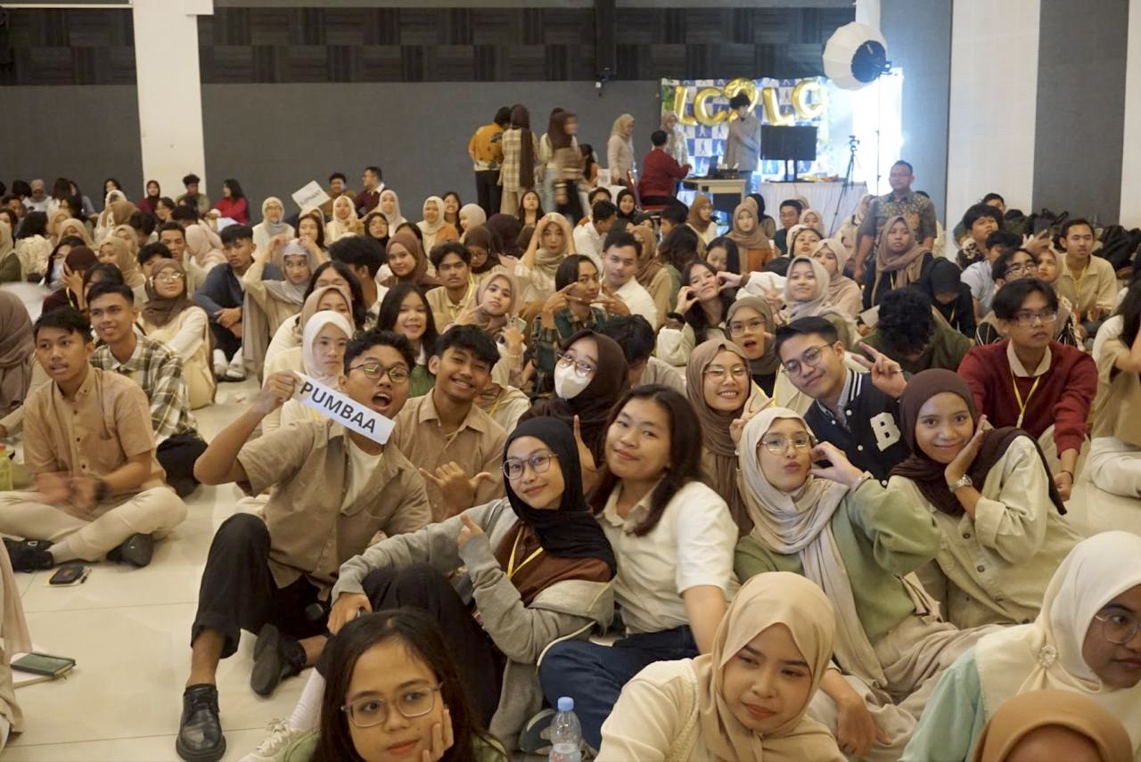  AIESEC in Surabaya memberikan sertifikat kepada Anthony Soehartono 
