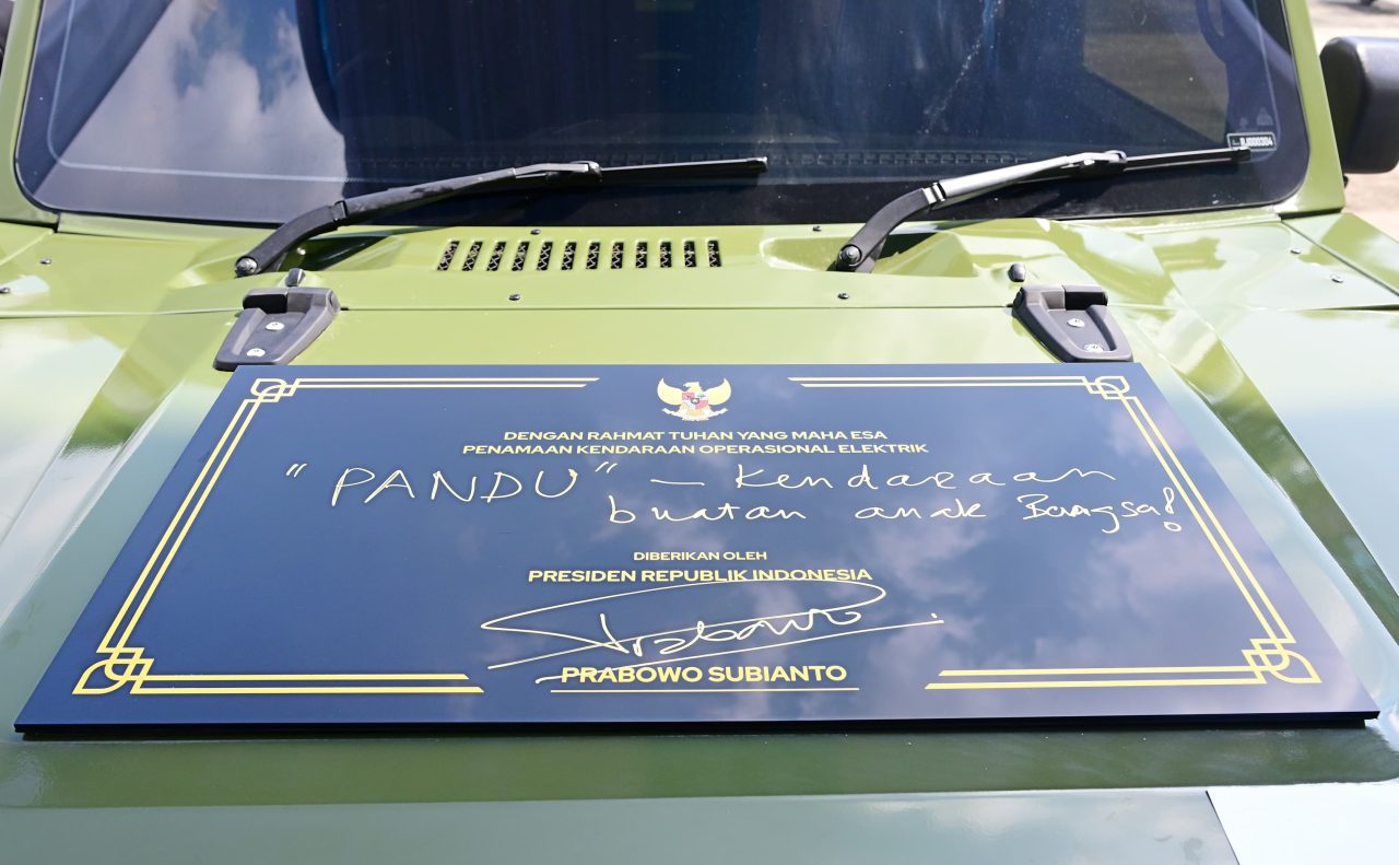 Presiden Prabowo meresmikan peluncuran kendaraan listrik Pandu di Indo Defence 2025