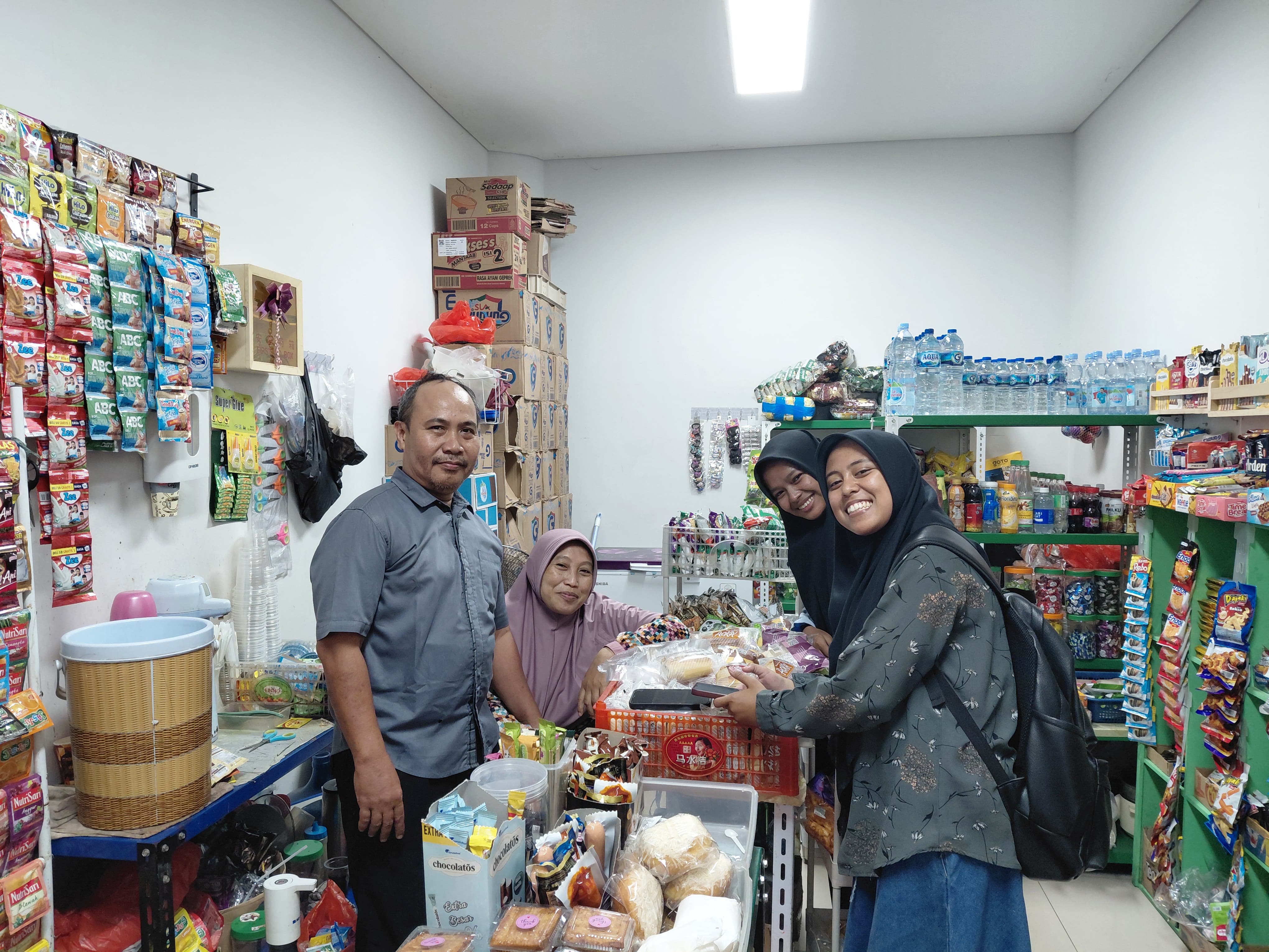 Penyebaran kuisioner dan sedikit mewawancarai pedagang kantin mengenai eco canteen