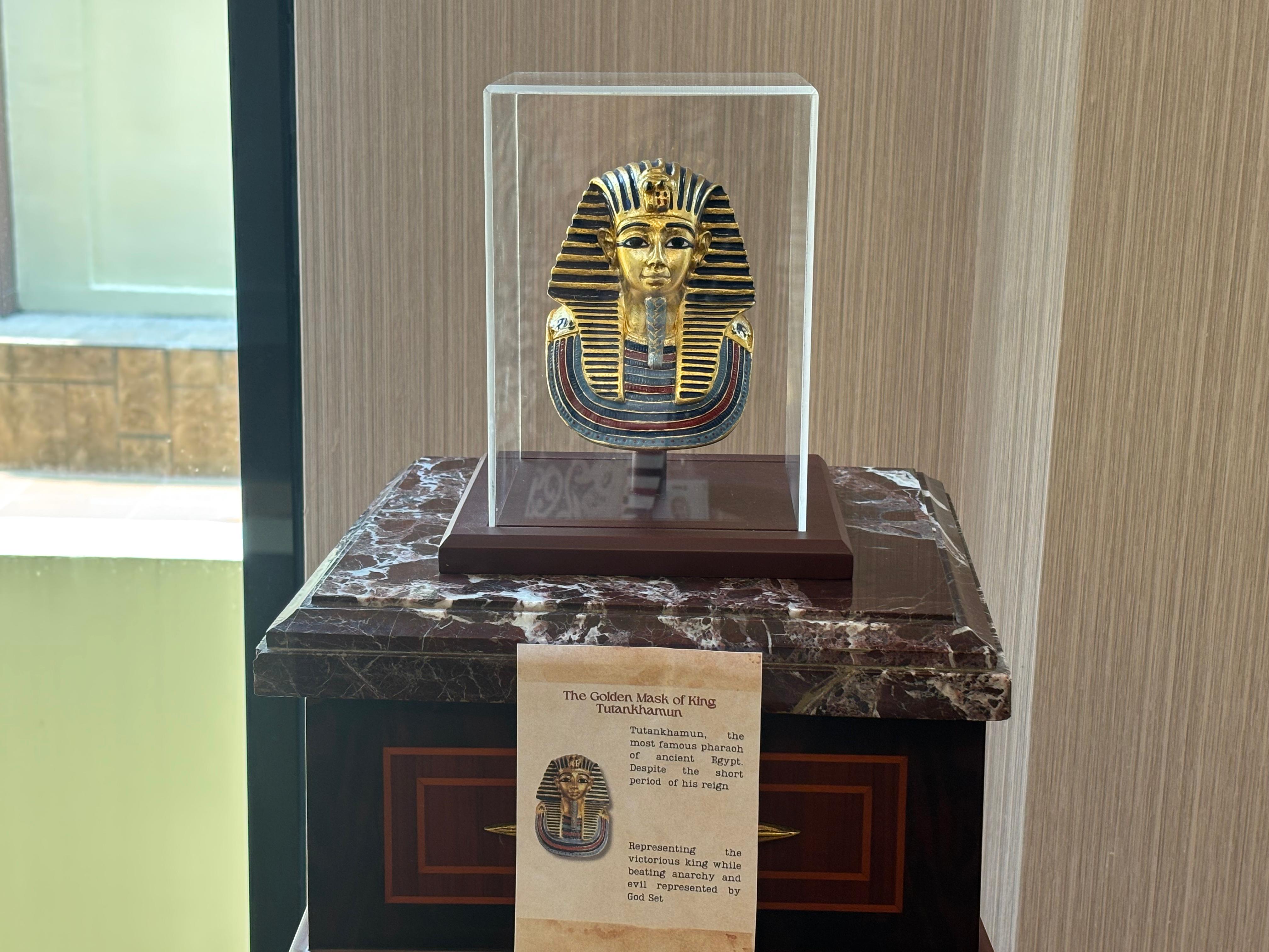 Topeng emas Raja Tutankhamun (The Golden Mask of of King Tutankhamun)