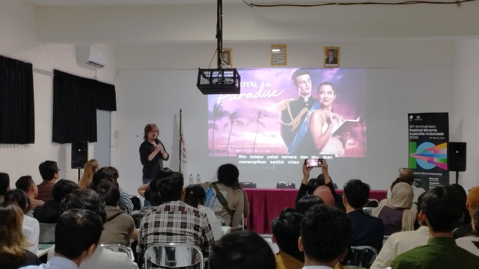 Pemaparan materi oleh sutradara film Australia, Adrian Powers dalam FSAI 2025 di Yogyakarta, Senin (2/6) | GNFI/Pierre Rainer