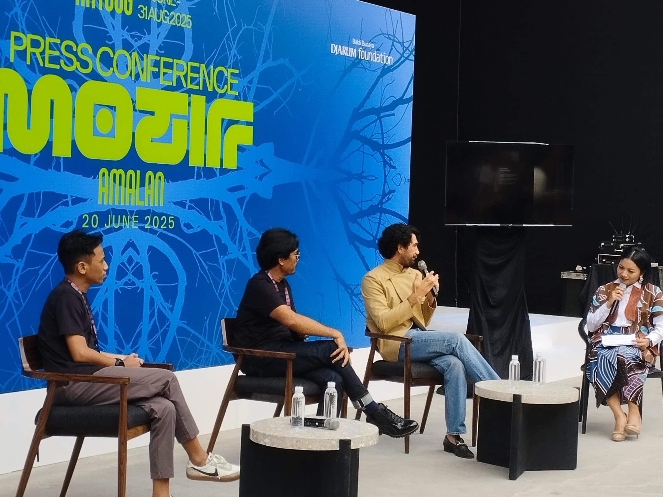 Reza Rahadian (dua dari kanan foto) pada Konferensi Pers ARTJOG 2025, Jumat (20/06) | GNFI/Pierre Rainer