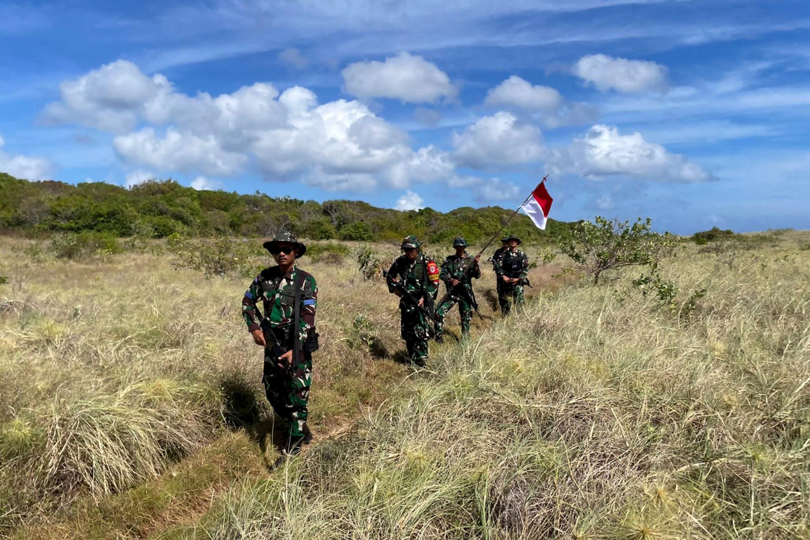 TNI yang berpatroli di Pulau Ndana, pulau paling selatan di Indonesia