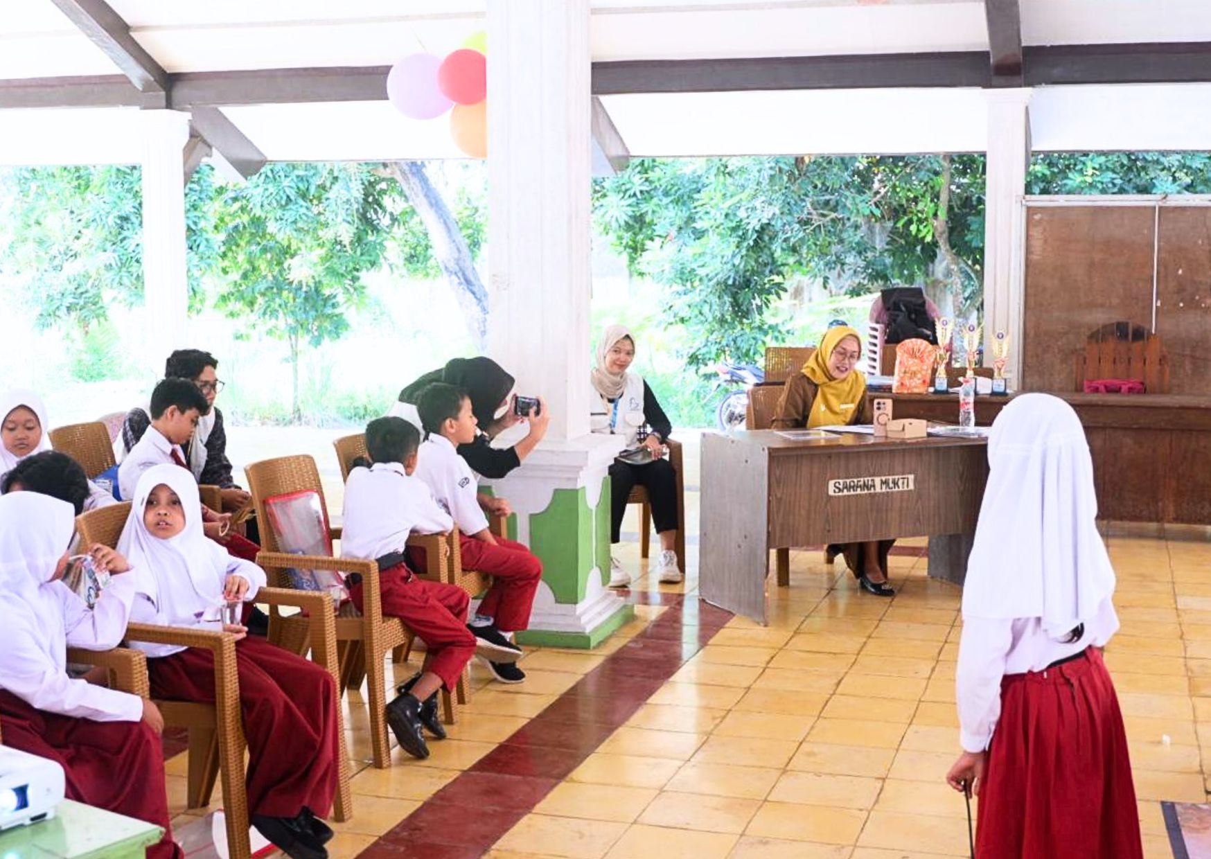 Juri melakukan penilaian dan sesi tanya jawab kepada peserta.