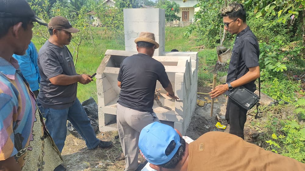 Demonstrasi insinerator minim asap kepada warga desa Sindangsari