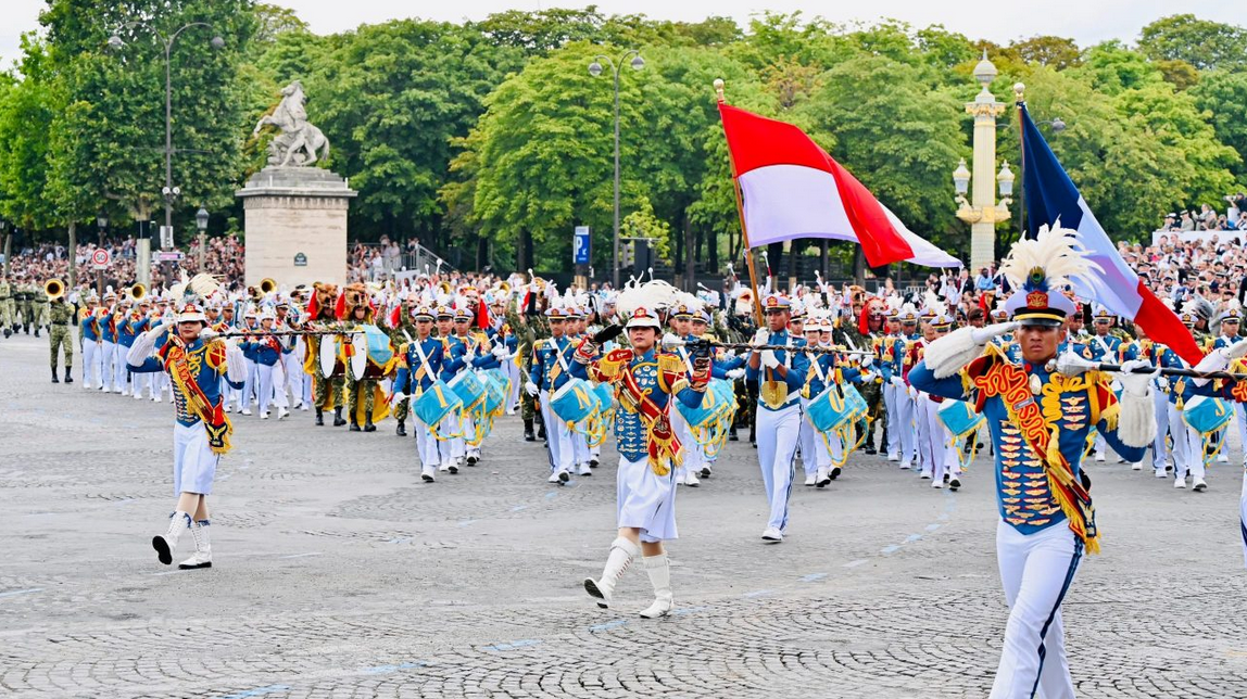 Kontingen Indonesia saat tampil di Bastille Day Prancis | BPMI Setpres