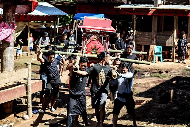Arak-arakan pemakaman adalah puncak dari upacara Rambu Solo' adalah dimakamkannya tubuh yang meninggal, ketika hendak dimakamkan biasanya peti akan diarak terlebih dahulu oleh keluarga dana masyarakat desa, menuju tempat pemakaman (Foto: commons.wikimedia.org)