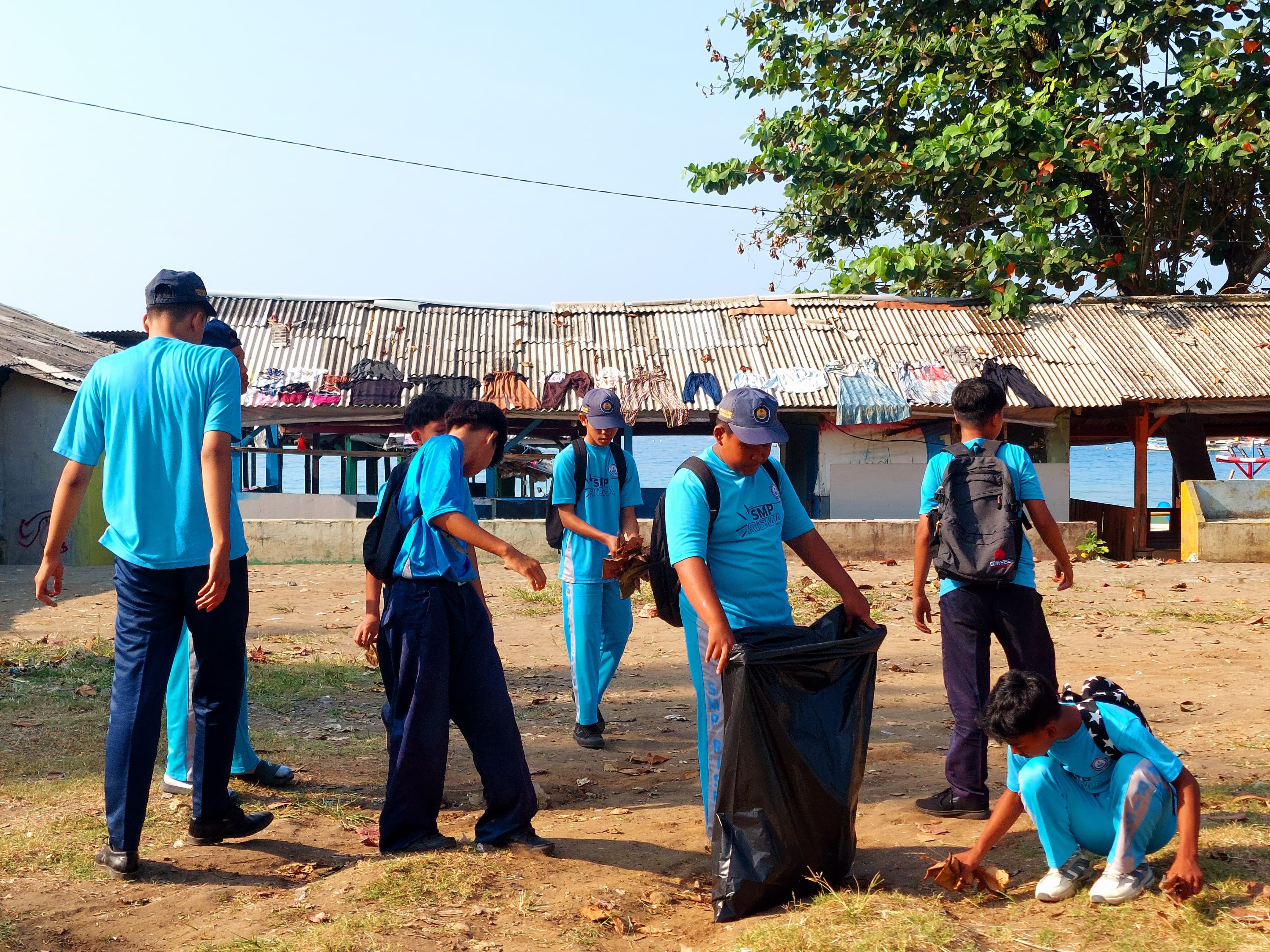 Kegiatan bersih-bersih pantai Cibangban area lapangan. Dokumentasi pribadi 2025 @kkntipbpasirbaru2025