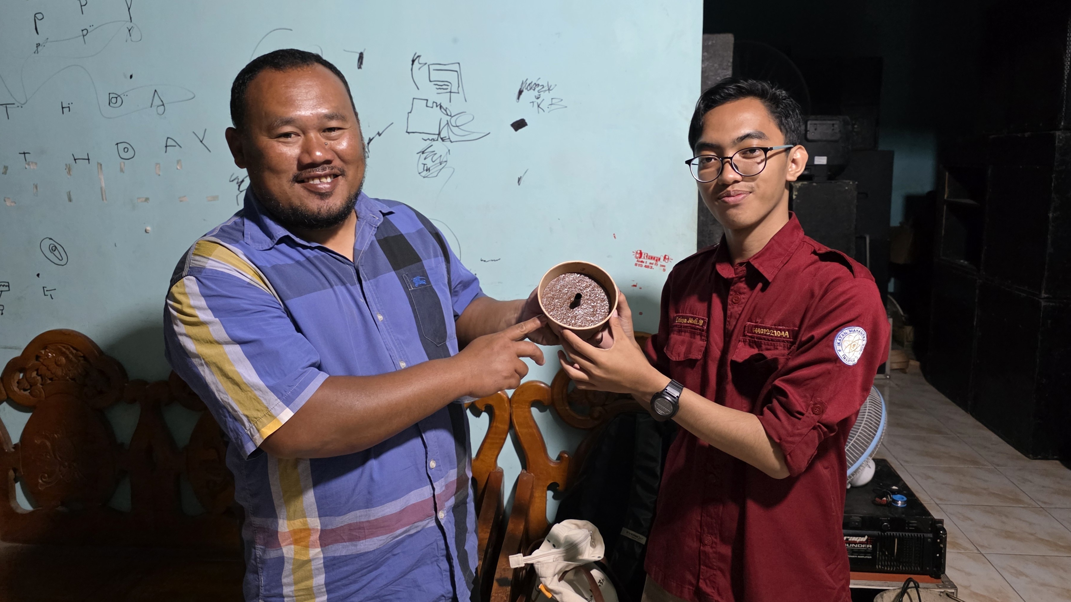 Pemberian mineral blok pada warga | Dokumentasi pribadi