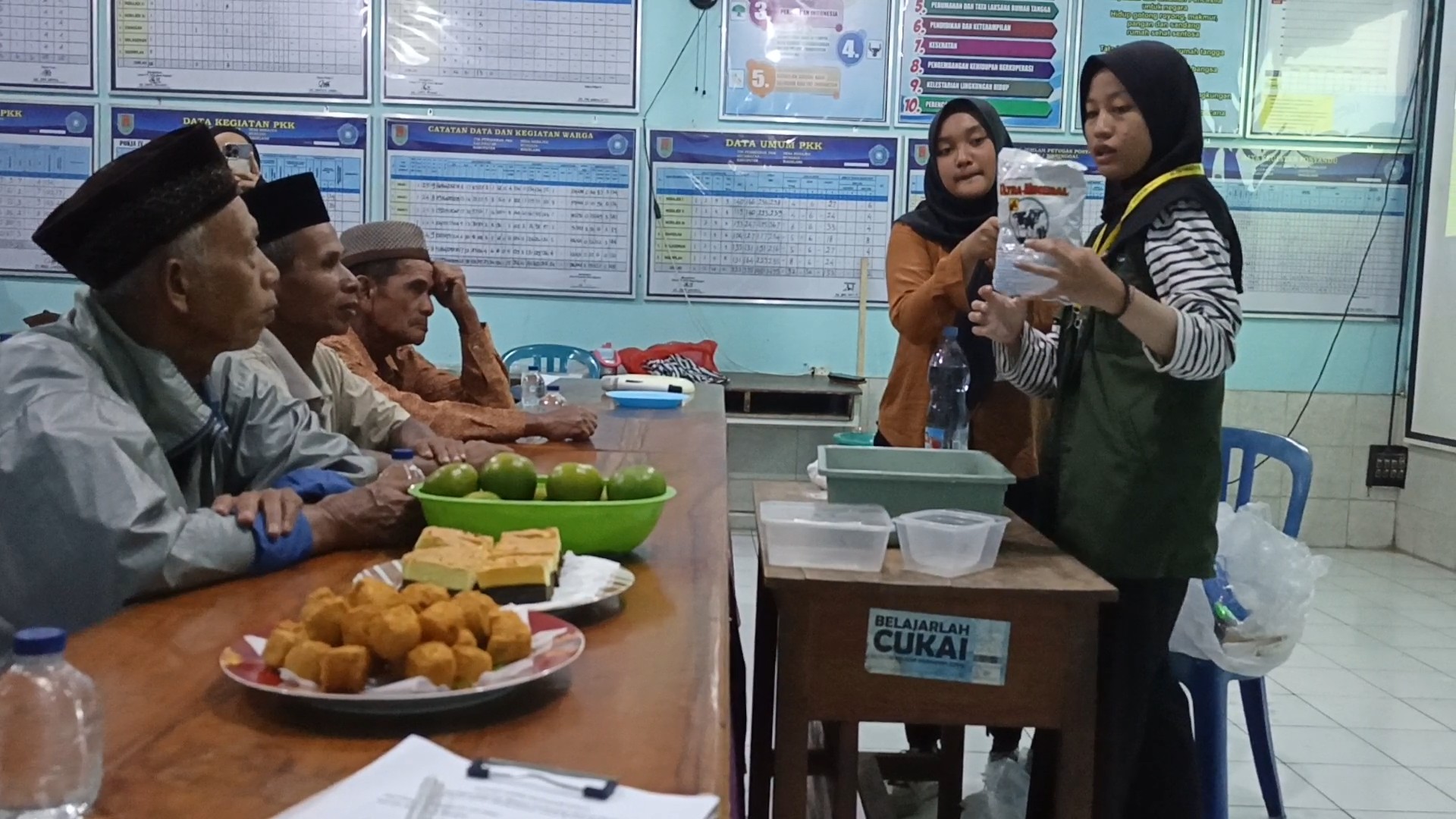 Demo Pembuatan Pakan Suplemen Ternak Berupa Mineral Block kepada Peternak Desa Ngrajek. | Foto: Dokumentasi Tim KKN UGM Sangga Asa