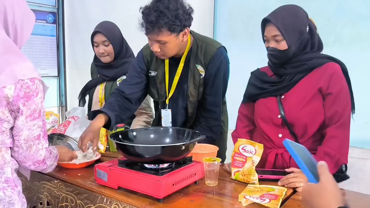 Demo Pembuatan Produk Frozen Food dari Hasil Perikanan Lokal seperti Lele sebagai Upaya Diversifikasi Produk | Foto: Dokumentasi Tim KKN UGM Sangga Asa