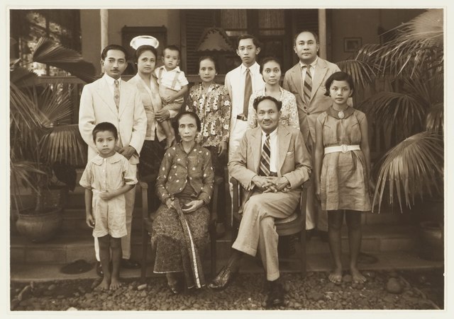 dr. Sutomo bersama keluarga | Foto: Wikimedia Commons | Anonymous KITLV 3583