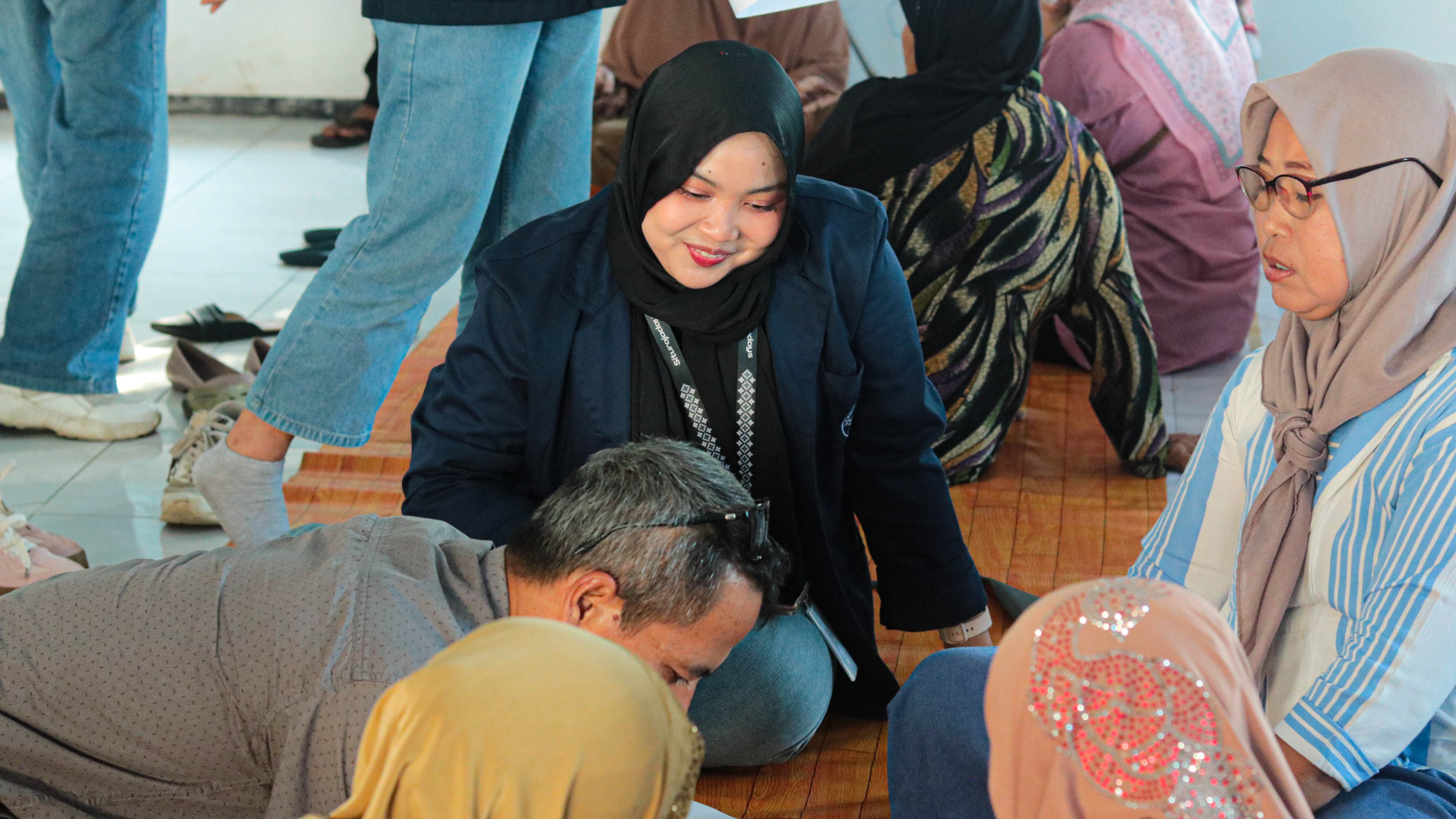 Mahasiswa KKN-T IPB University berdiskusi dan mendampingi pelaku UMKM Desa Situraja dalam sesi pendampingan kelompok yang berlangsung secara lesehan.