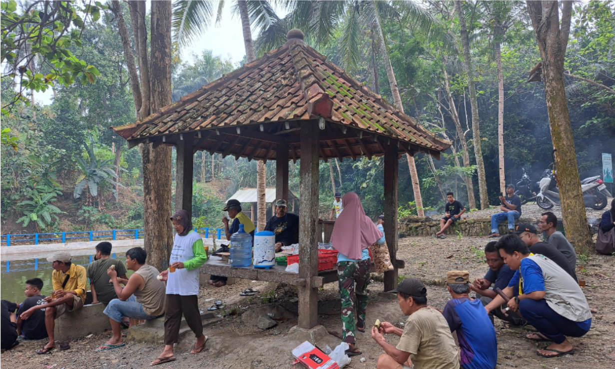 Tim KKN-PPM UGM berbaur dan menikmati hidangan bersama warga (sumber: dokumen pribadi)