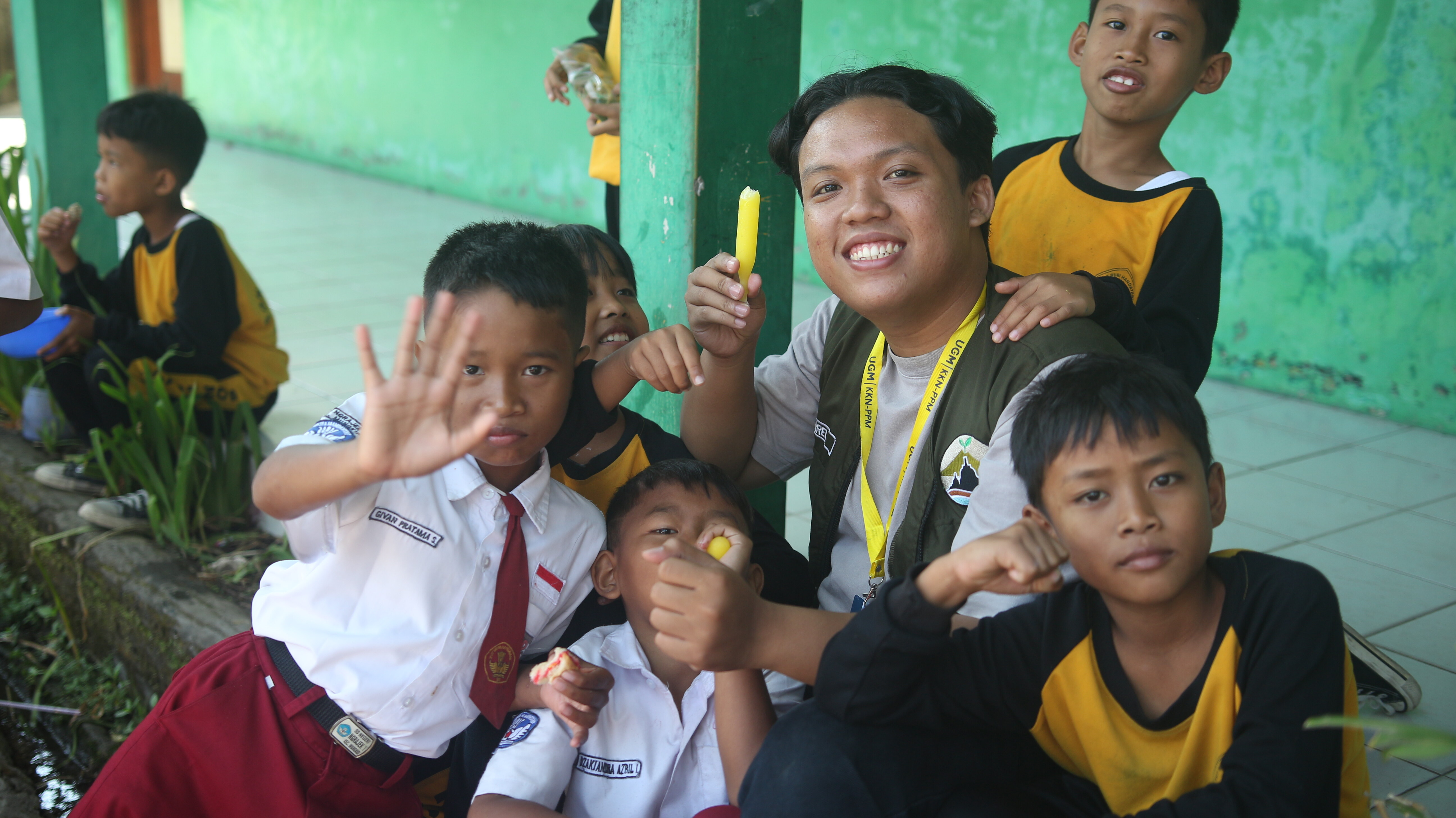 Mahasiswa KKN bersama anak-anak SD | Foto: Dokumentasi Tim KKN UGM Sangga Asa