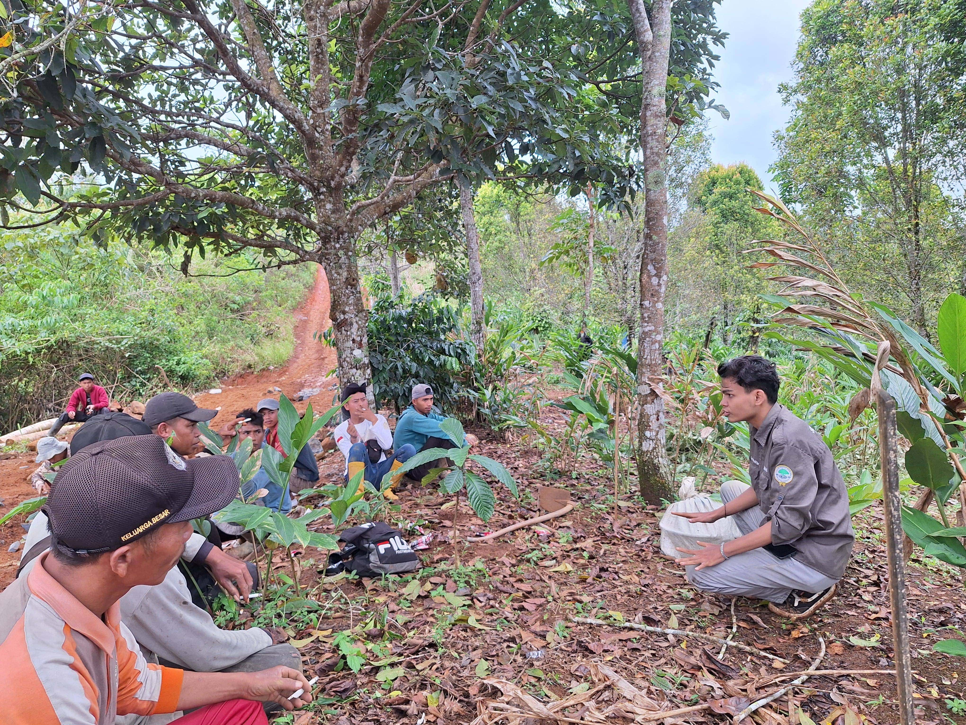 Sosialisasi Mahasiswa KKN IPB University Bersama Warga dan Kelompok Tani Hutan Desa Sukamulya