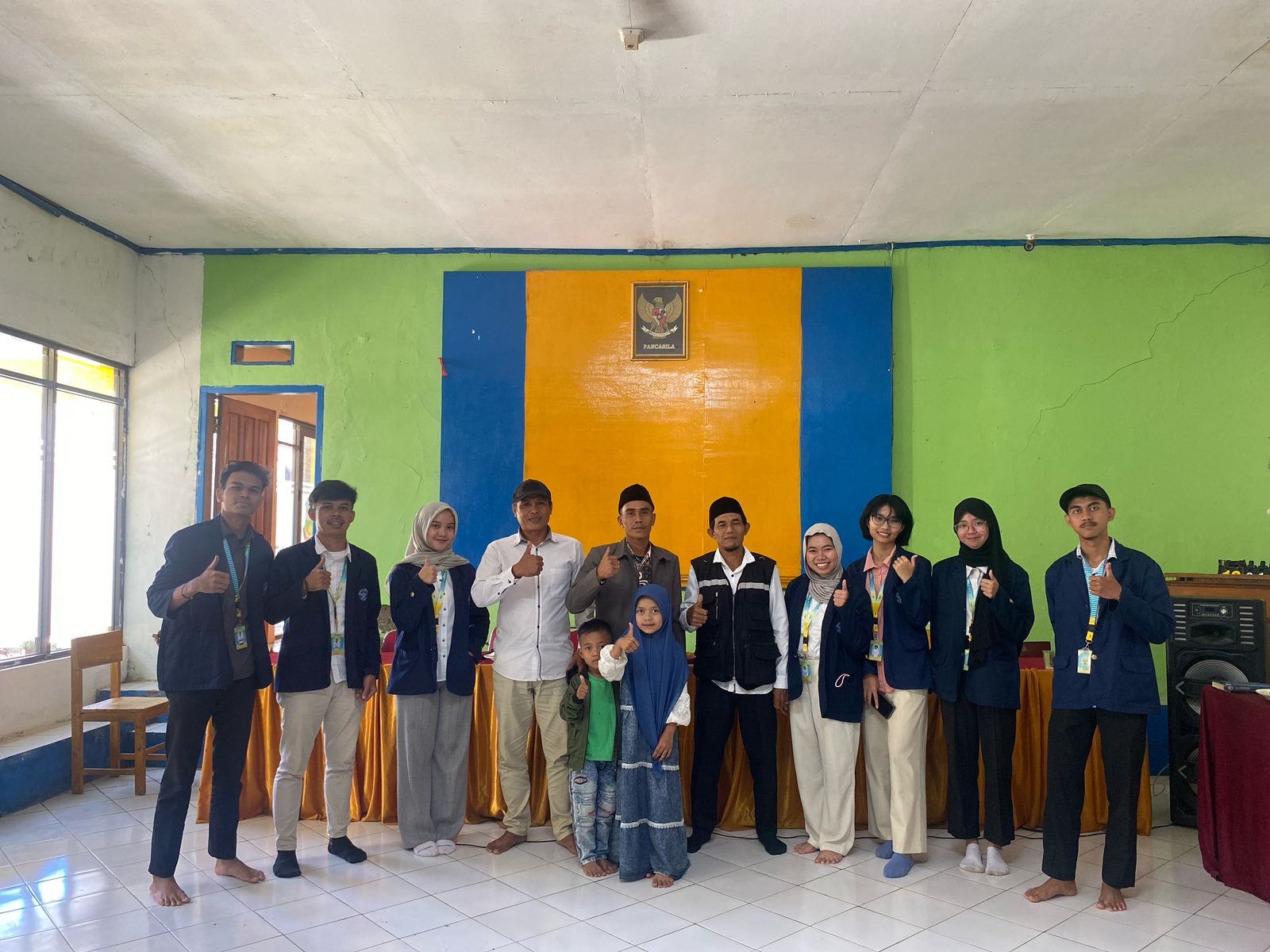 Tim KKN IPB University Foto Bersama Perangkat Desa Sukamulya Setelah Sosialisasi Kompos