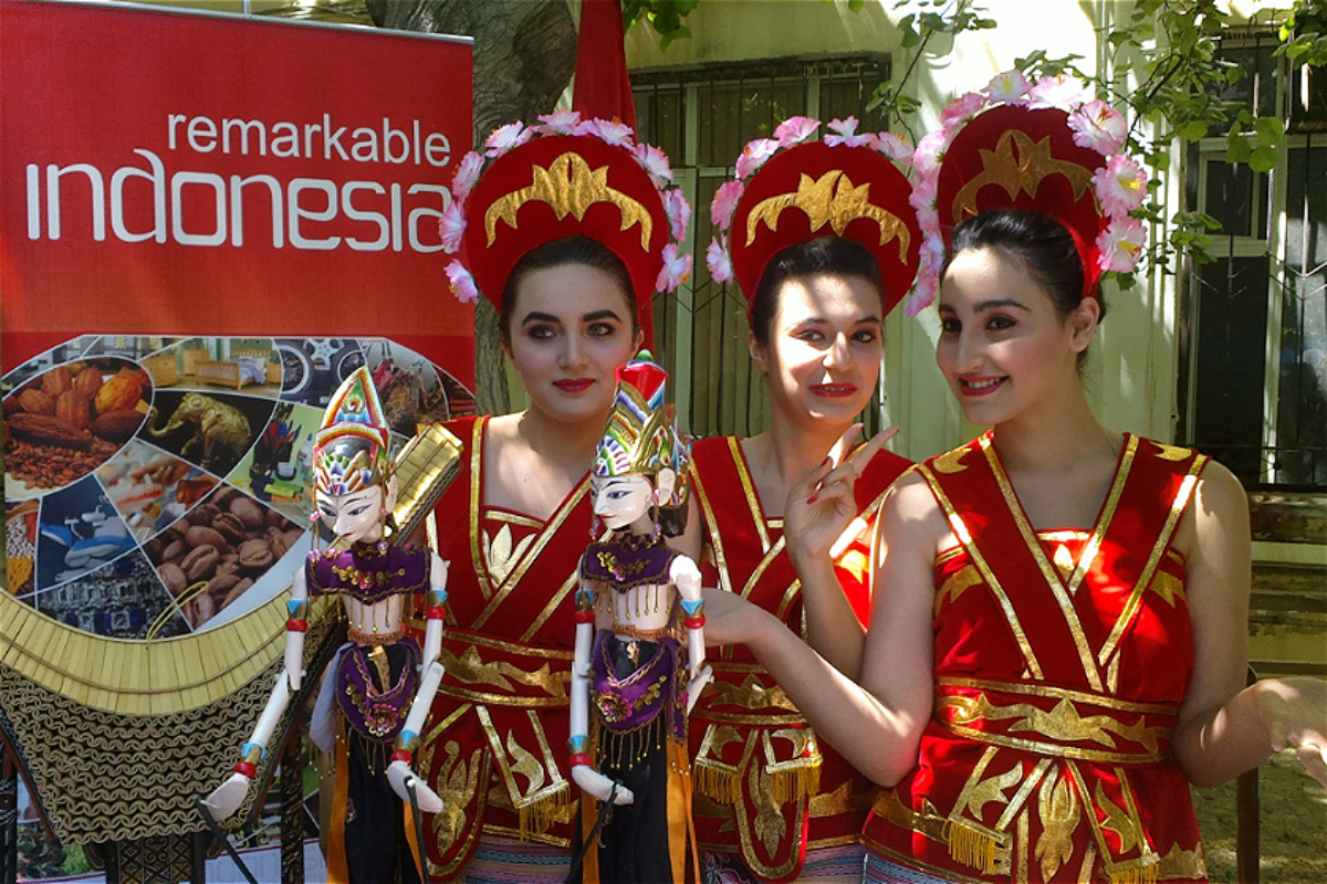 Mahasiswa Pusat Studi Indonesia di Azerbaijan University of Languages yang menampilkan tarian tradisional Indonesia