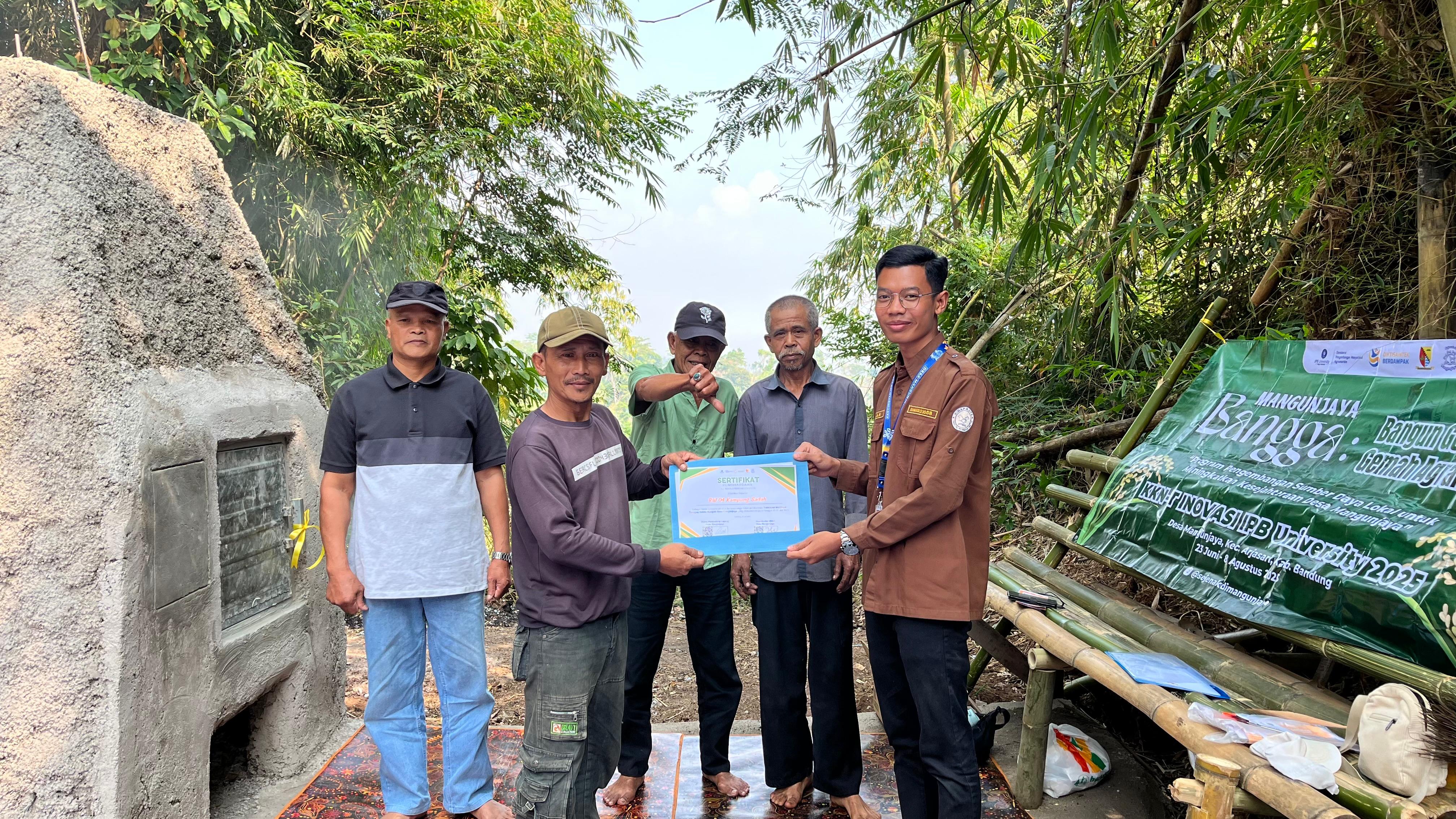 Pemberian Cendramata dan SK Kepala Desa mengenai Pengelola Sampah RW 04 Kampung Sadah Desa Mangunjaya 