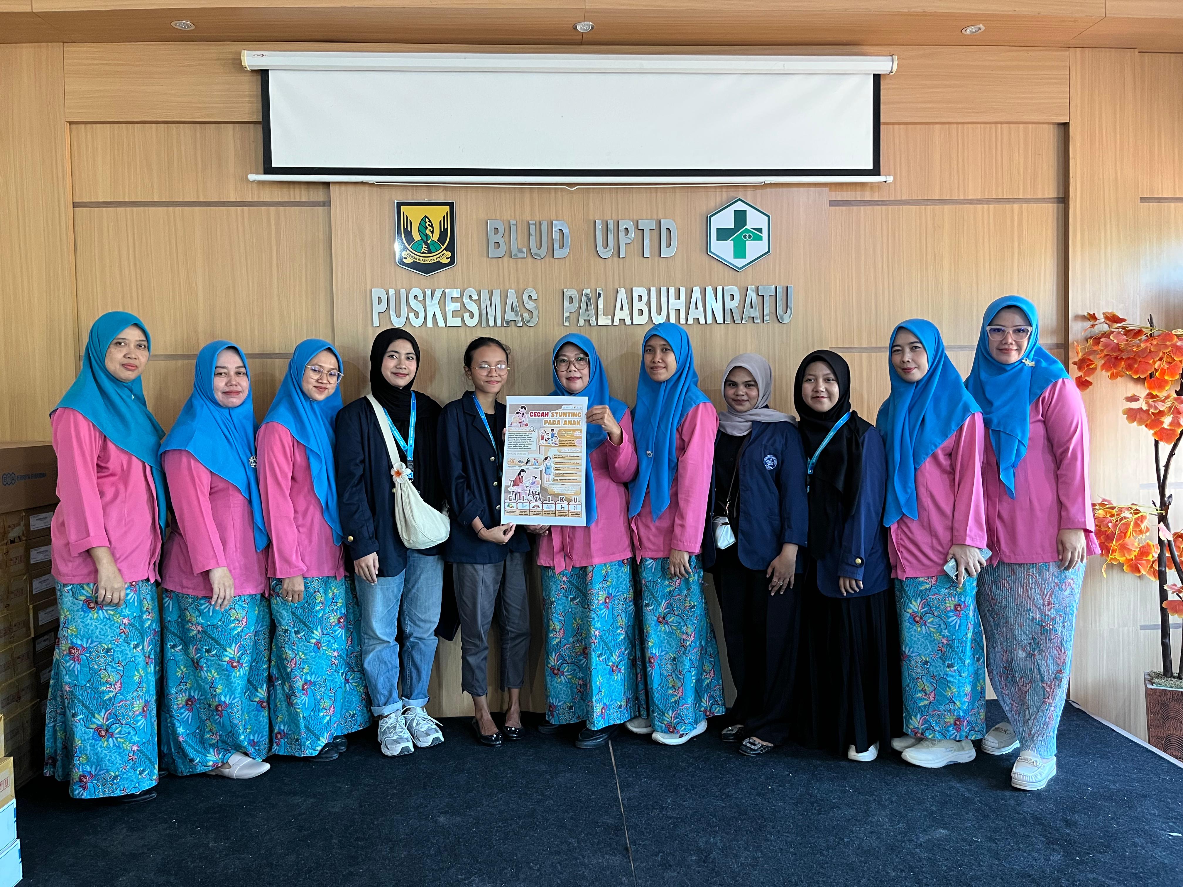 Penyerahan poster edukatif pencegahan stunting