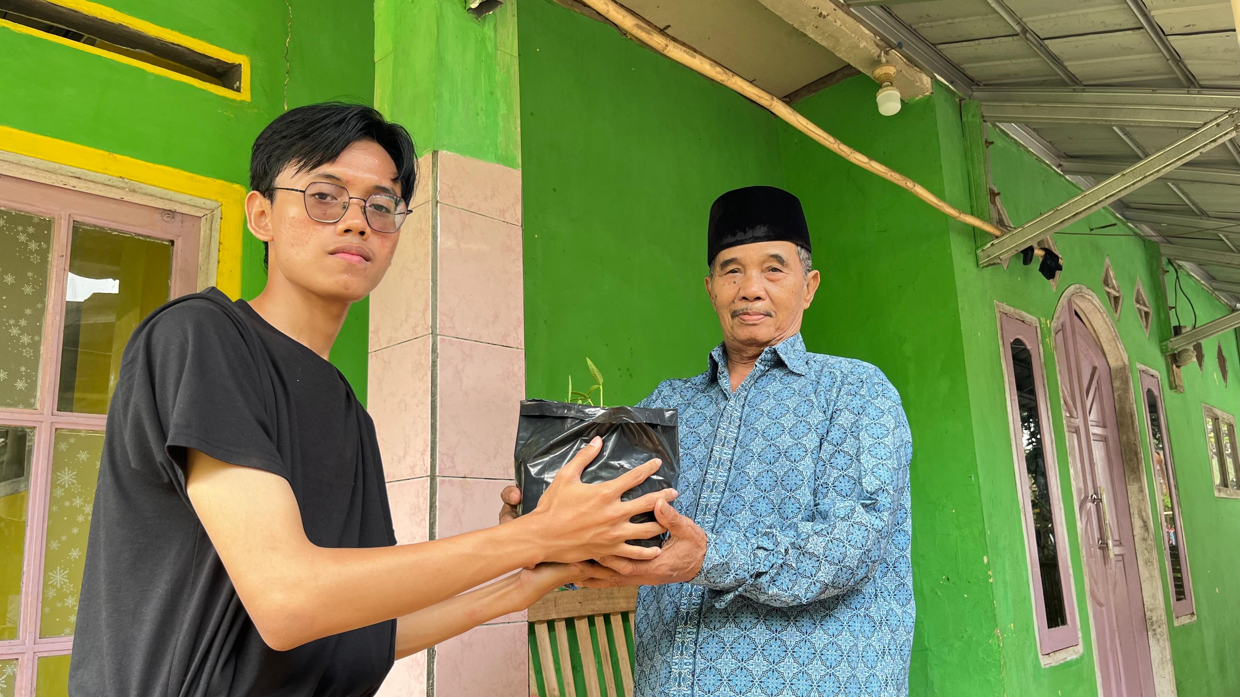 Pembagian Bibit kepada Warga | Dokumentasi Pribadi