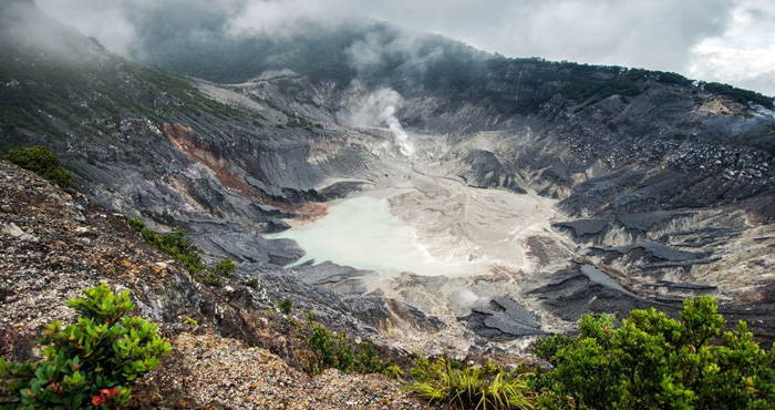 Gunung Tangkuban Parahu Jawa Barat | Foto: (twatangkubanparahu.com).