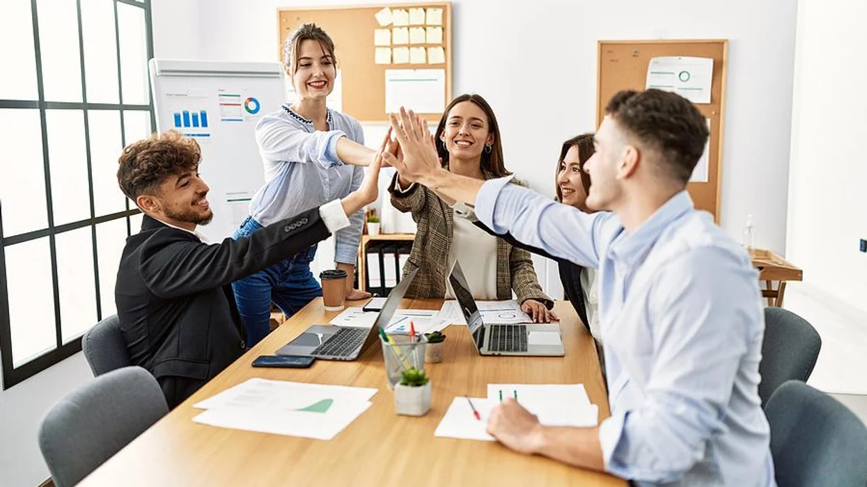 Rekan kerja yang saling mendukung satu sama lain | Sumber: Work It Daily