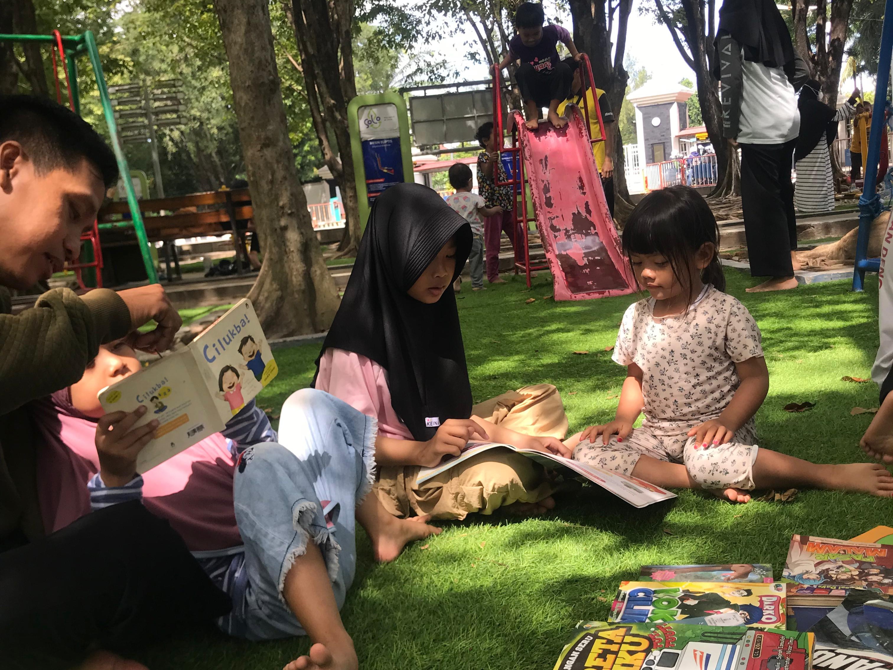 Hompimpa Solo saat mengadakan membaca bersama