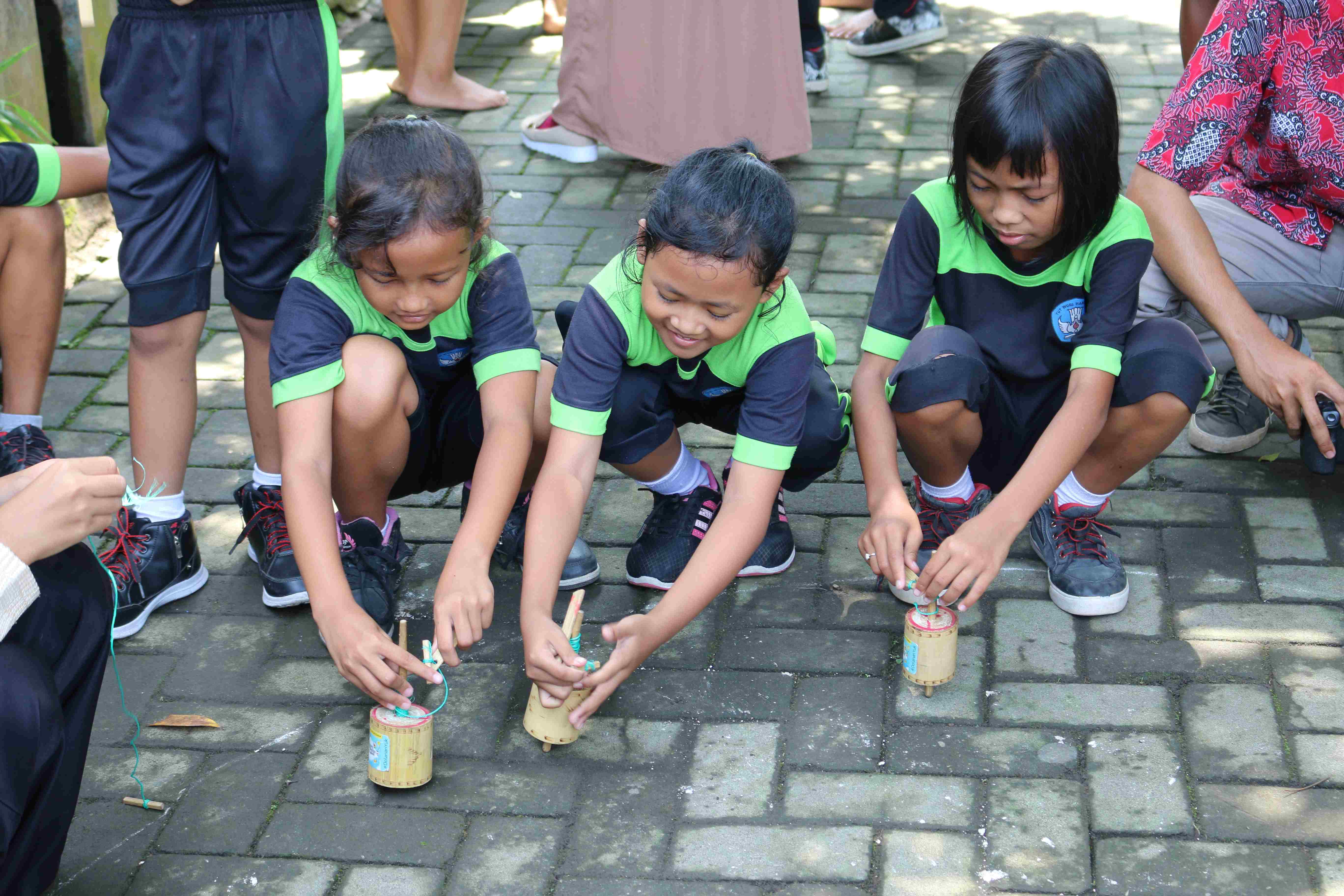 Anak-anak tengah bermain permainan tradisional bersama Kampoeng Hompimpa 