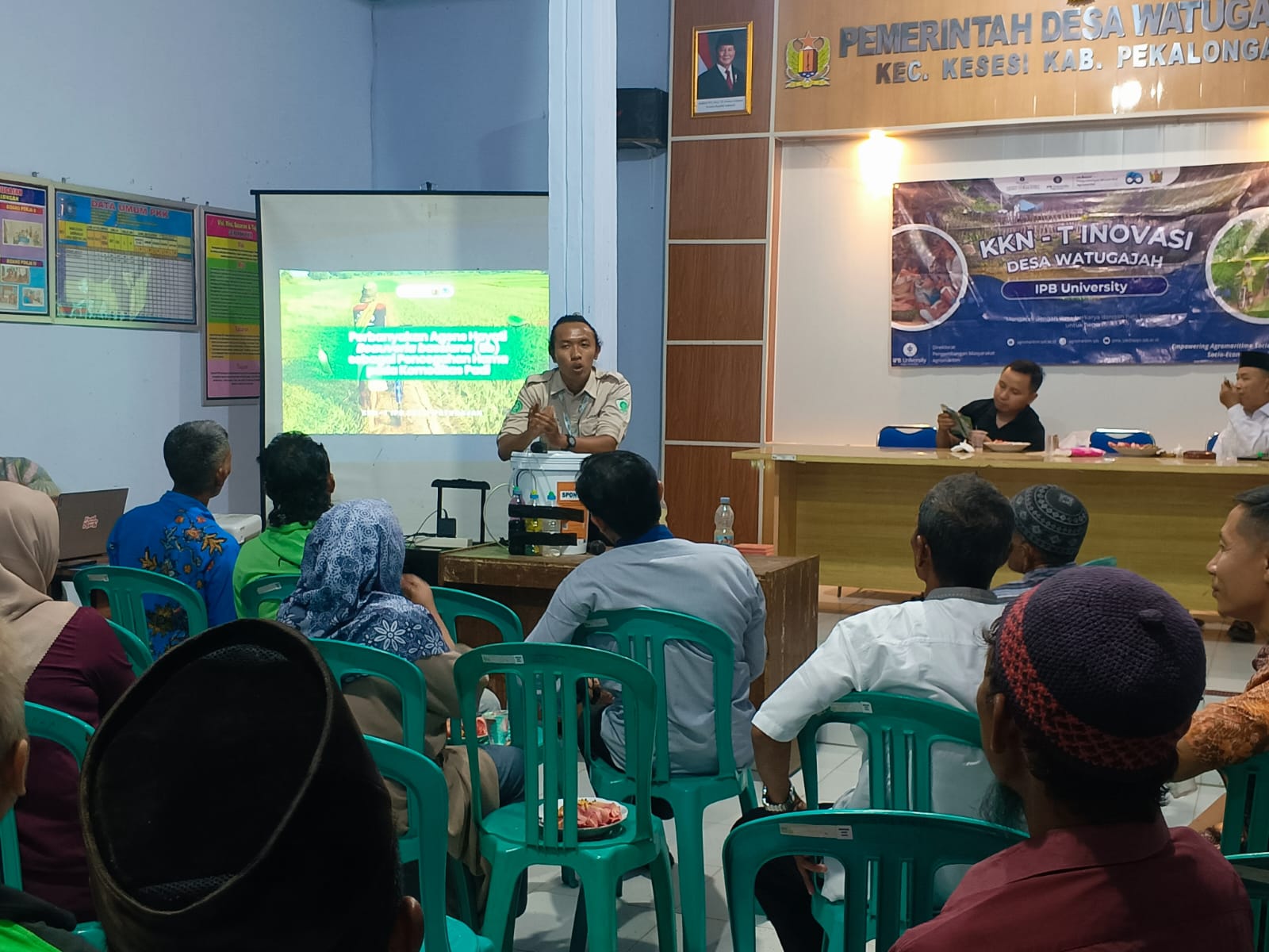 Mahasiswa KKN-T IPB Sedang melakukan tanya jawab dengan warga 