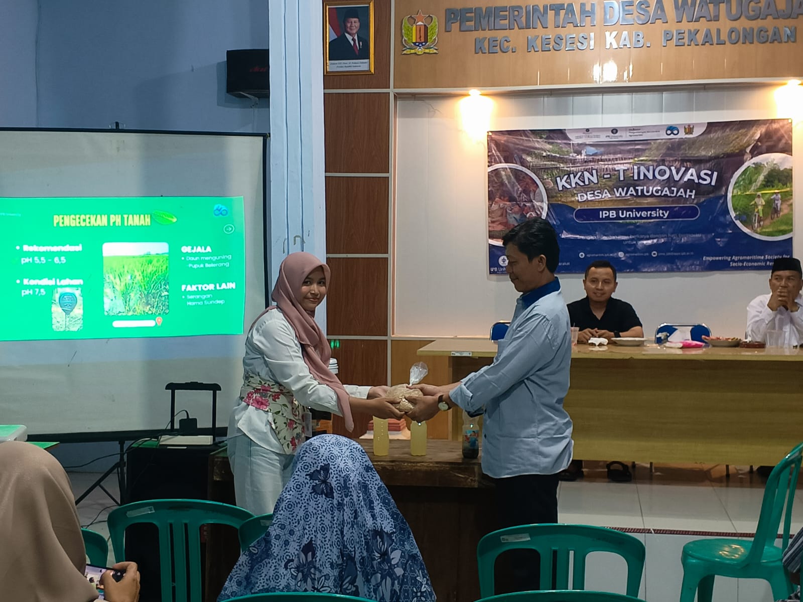 Serah Terima Kelompok KKN-T Dengan Warga Desa