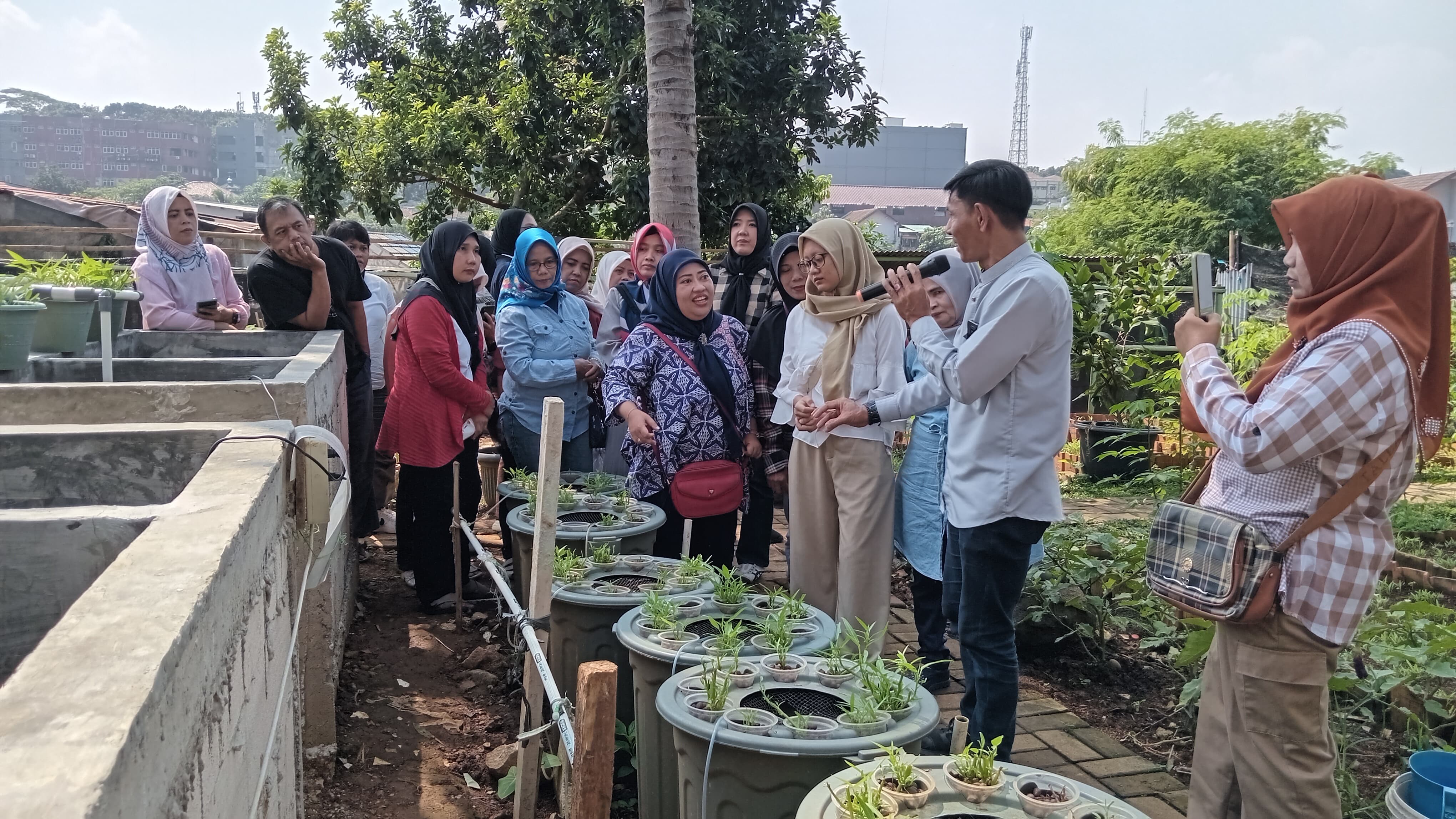 Kegiatan Turun Lapang Peserta untuk Melihat Langsung Budikdamber